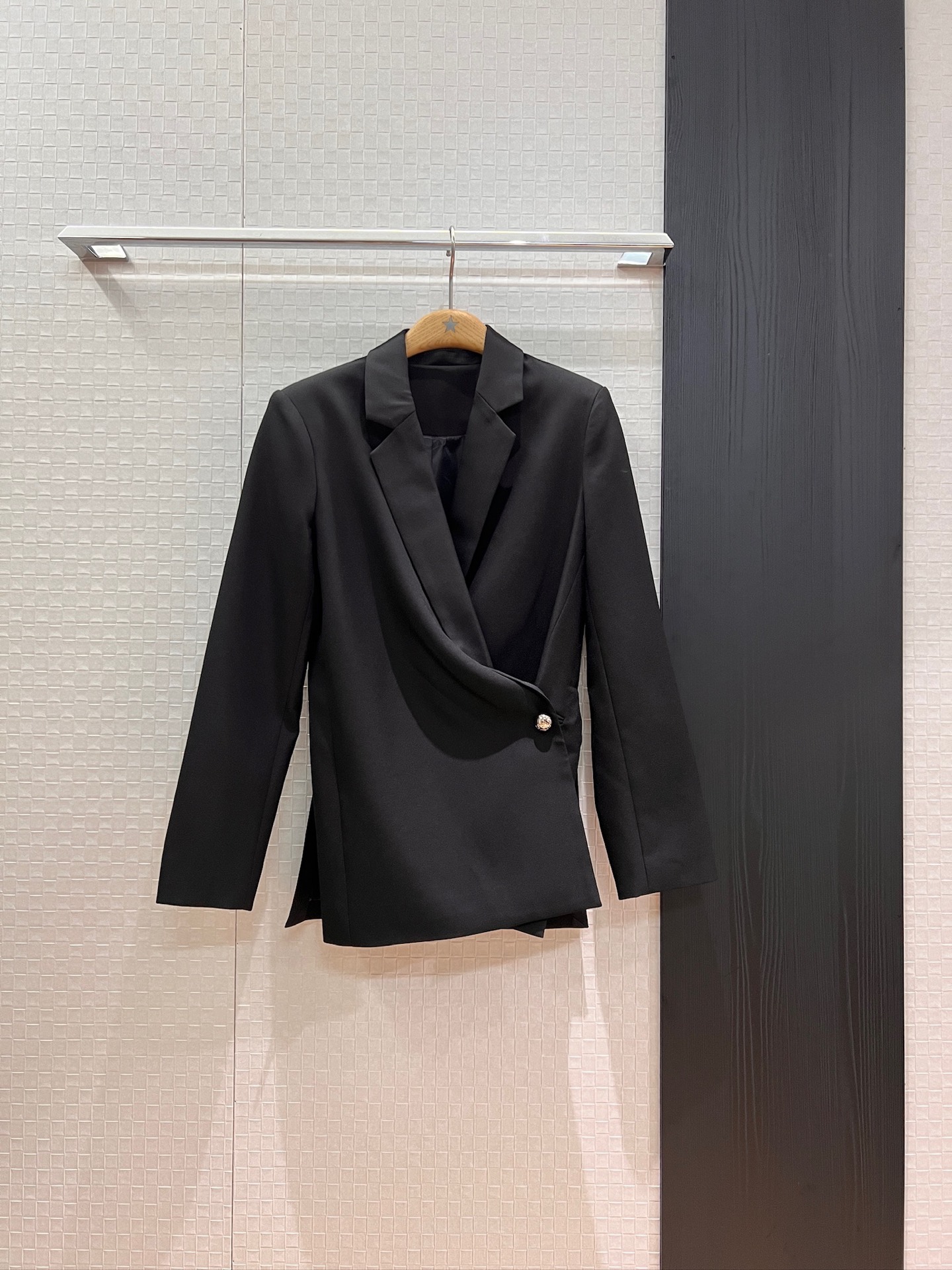 NO:458455,The new model is recommended by Gao Min, the same style as the star. One-button single-button suit jacket. Two buckles with asymmetric wrinkles and waist-hugging design. Classic logo of hem slit buttons. Asymmetrical trousers. Wool blend. Black apricot. SML,, jackets & coats, business suit, alexander wang.19860909新款推荐高旻示明星同款 一粒扣单扣西装外套 不对称皱褶收腰设计两种扣法 下摆开叉扣子经典logo 可搭不对称西裤 羊毛混纺 黑色杏色 SML,,jackets & coats,business suit,alexander wang,Women's clothing