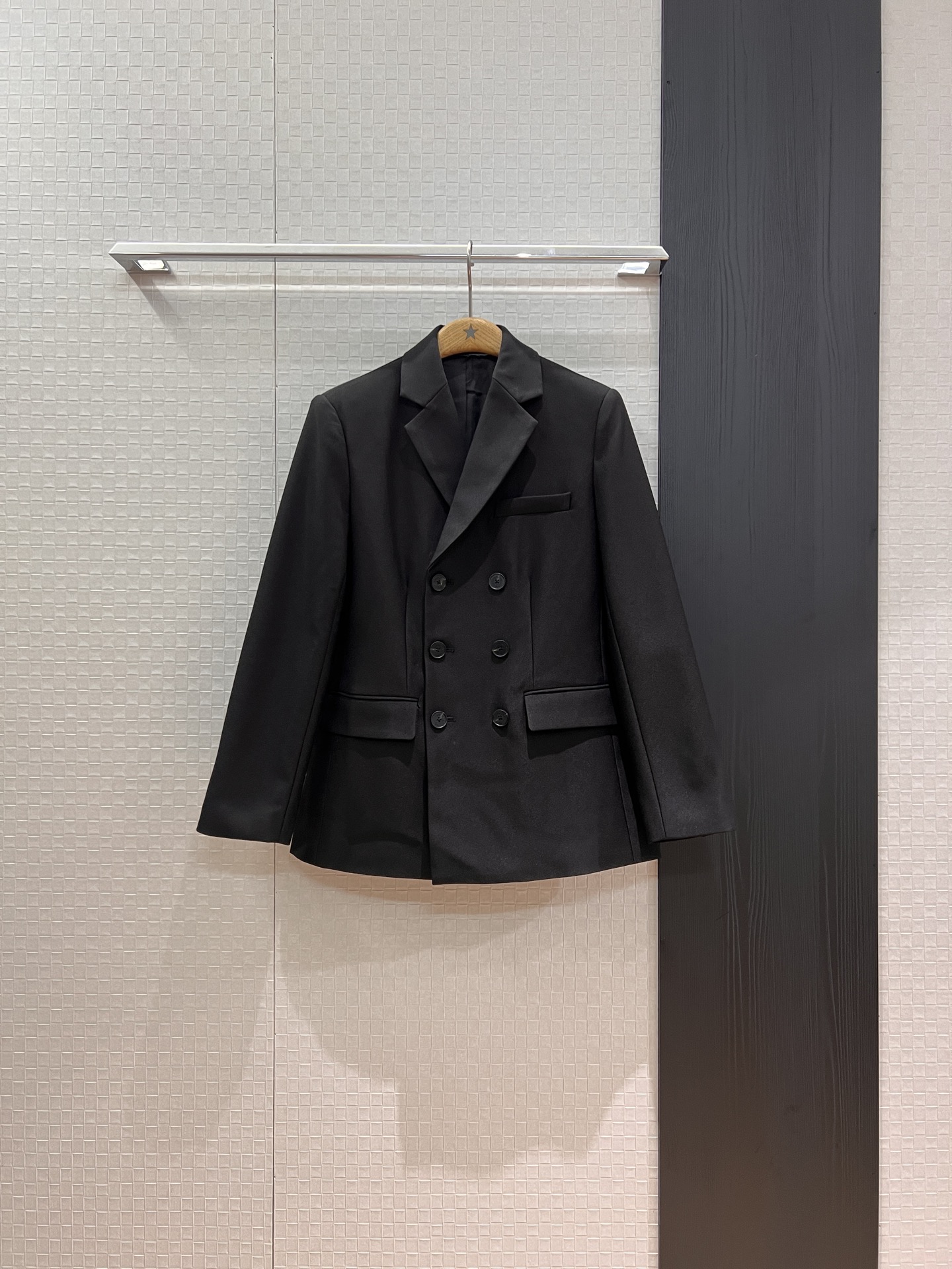 NO:735742,The new model recommended by Liu Yuxin is the same style as the catwalk classic double-breasted suit jacket. Minimalist and loose. Fashionable and capable wool blend. Black and white. SML,,jackets & coats,business suit,19860909新款推荐刘雨昕同款 走秀款经典双排扣西装外套 极简宽松 时尚干练羊毛混纺 黑色白色 SML,,jackets & coats,business suit,,Women's clothing