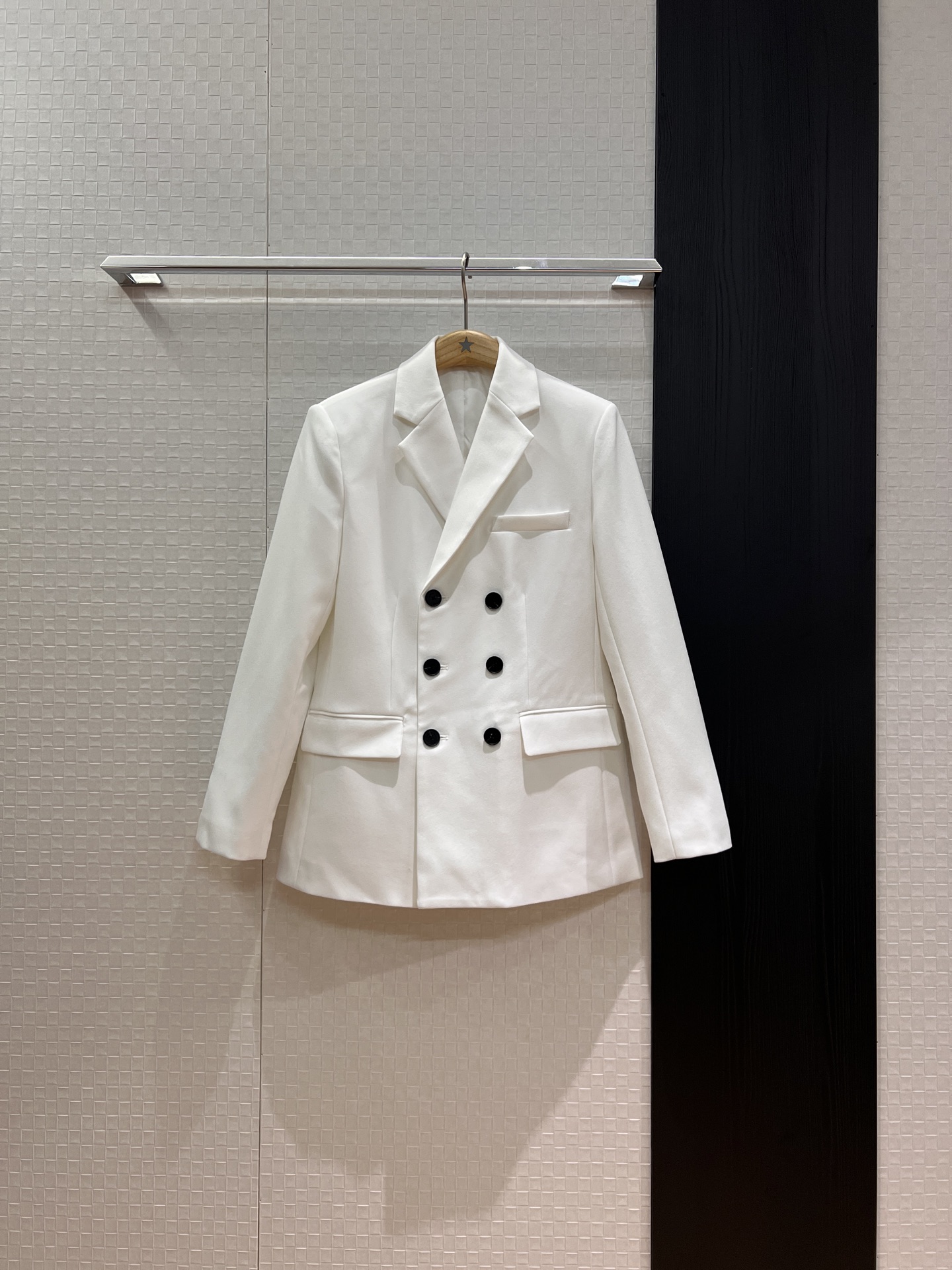 NO:735780,The new model recommended by Liu Yuxin is the same style as the catwalk classic double-breasted suit jacket. Minimalist and loose. Fashionable and capable wool blend. Black and white. SML,,jackets & coats,business suit,19860909新款推荐刘雨昕同款 走秀款经典双排扣西装外套 极简宽松 时尚干练羊毛混纺 黑色白色 SML,,jackets & coats,business suit,,Women's clothing