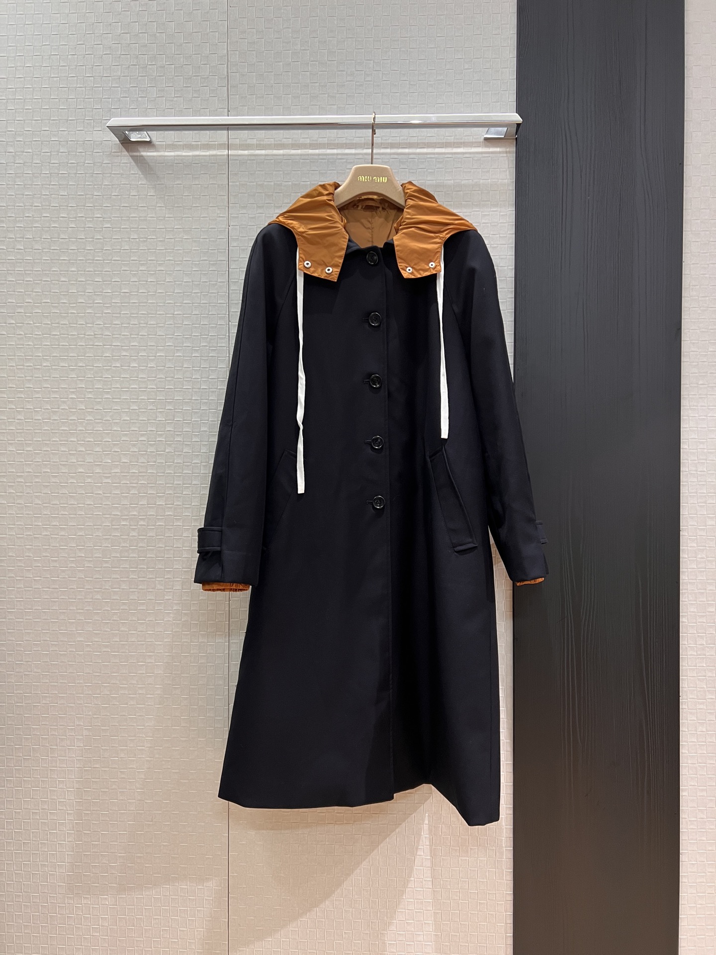 NO:740786,Early autumn new style recommended contrasting color hooded splicing fake two-piece design, casual long wool coat, single-breasted suit-style windbreaker with removable hood, miu style outfit, simple and layered, personalized and fashionable, full of big-name style, dark blue and gray SML,,miumiu,business suit,hats,19860909早秋新款推荐撞色连帽拼接假两件设计 休闲长款羊毛大衣 单排扣西装式风衣帽子可拆卸 miu系穿搭 简约层次感 个性时尚 气场全开大牌范儿 深蓝灰色 SML,,miumiu,business suit,hats,,Women's clothing