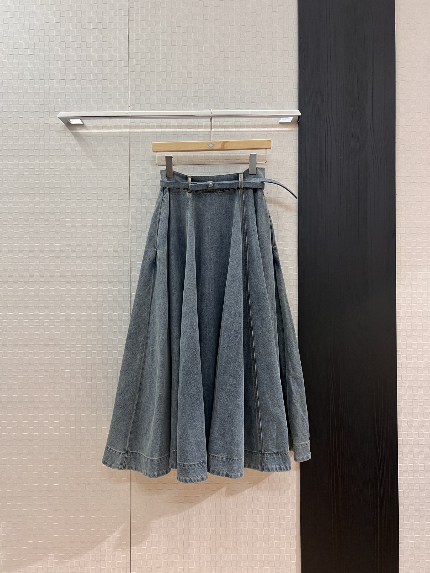 NO:462528,New minimalist denim denim oversized skirt with bow belt decoration, pockets on both sides, age-reducing versatile can be matched with the same shirt SML, skirts, alexander wang19860909新款极简丹宁牛仔超大摆半裙配送蝴蝶结腰带装饰 两侧有口袋 减龄百搭可搭配同款衬衣 SML,,skirts,alexander wang,Women's clothing