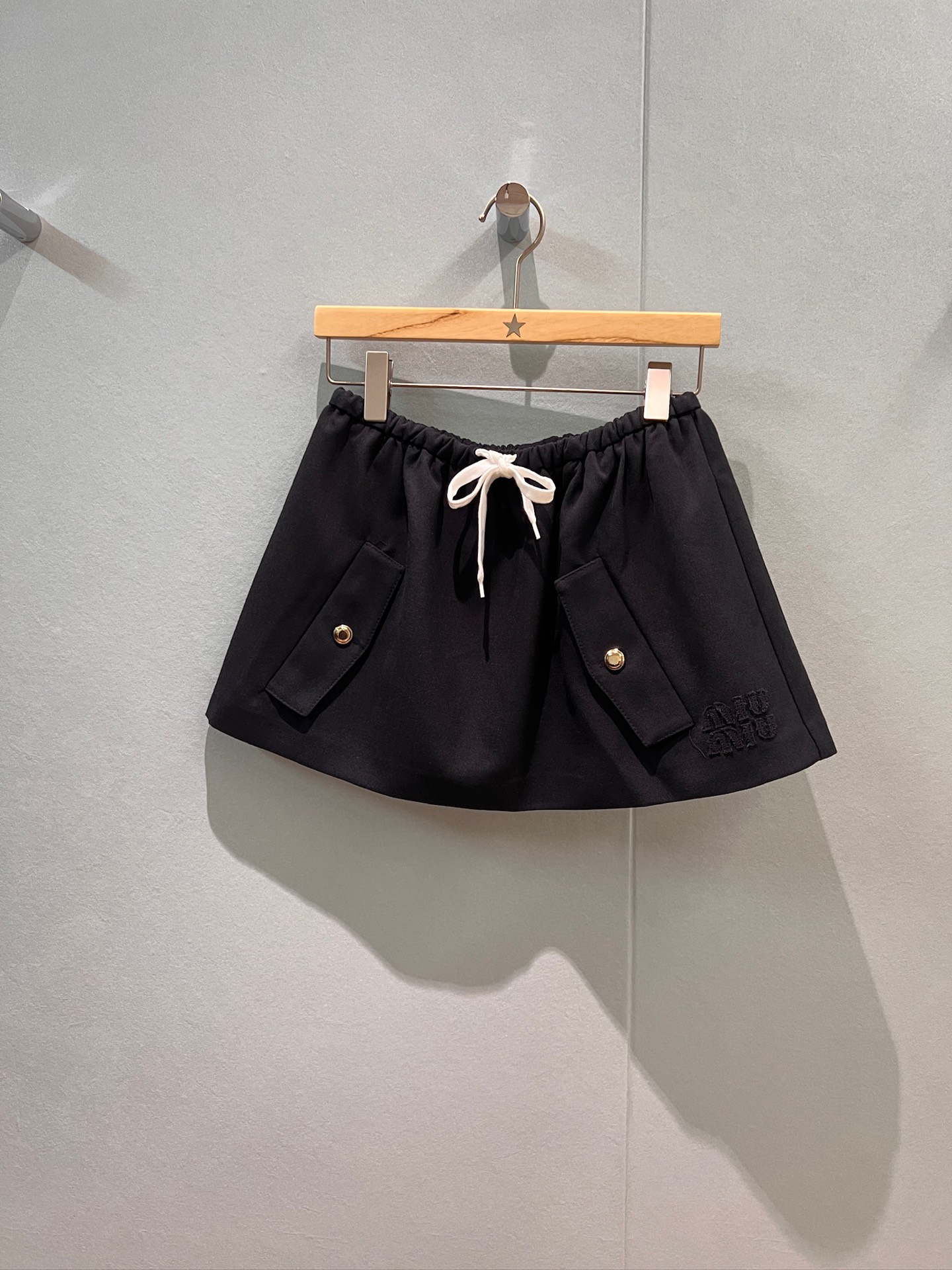 NO:749134,The new recommended A-line mini skirt with elastic waist, puffy skirt and shorts lining, drawstring design, classic patch embroidery miu letter logo, sweet and cute, versatile for age reduction, dark blue gray SML,,miumiu,skirts,shorts,19860909新款推荐松紧腰A字迷你半裙 蓬蓬短裙短裤内衬 抽绳设计经典贴布刺绣miu字母logo 甜美可爱 减龄百搭 深蓝灰色 SML,,miumiu,skirts,shorts,,Women's clothing