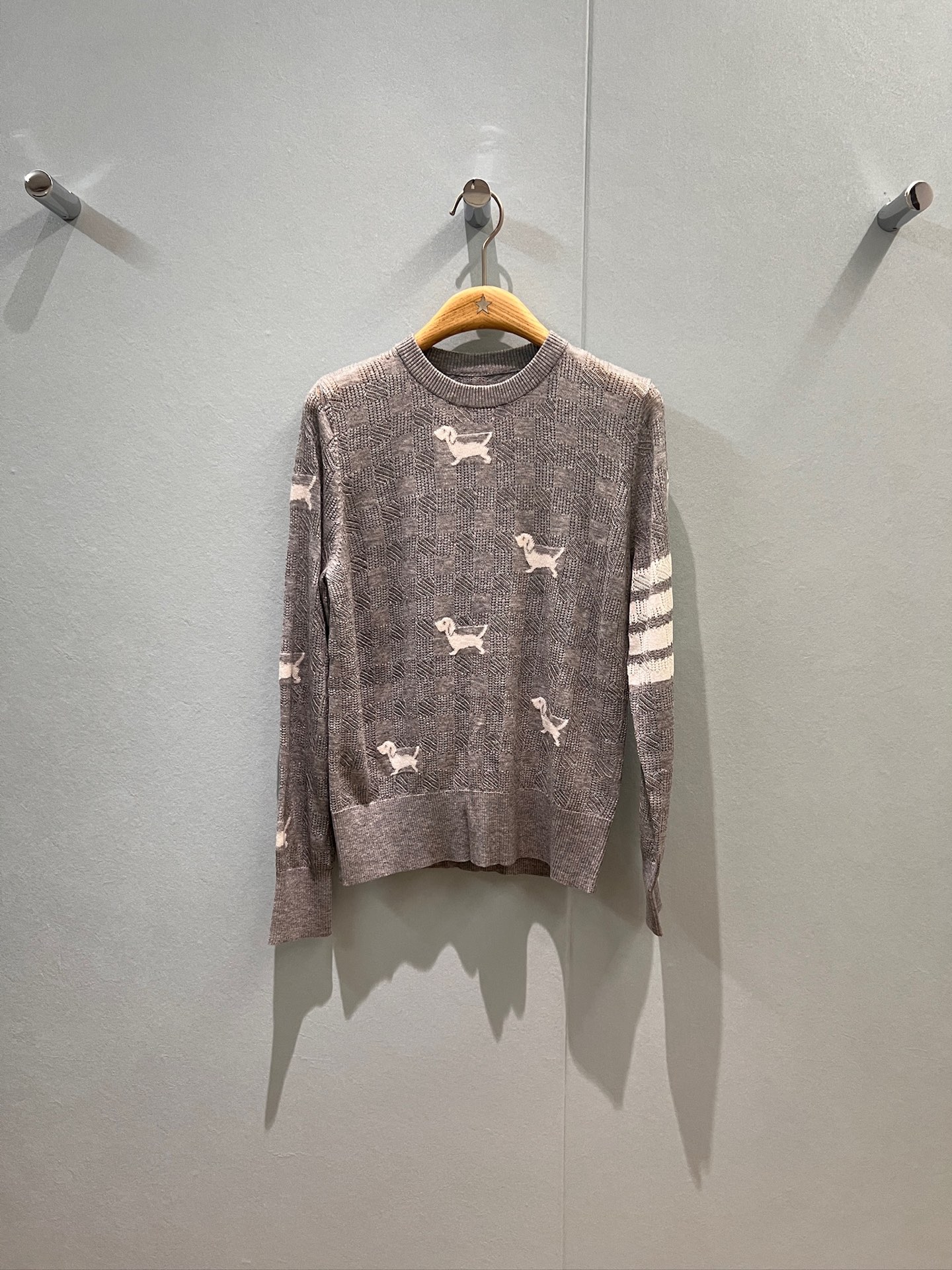 NO:459755,Early autumn TB puppy hanging hair hollow knitted long-sleeved wool top classic hand hip four bars three-color webbing light and breathable casual and comfortable dark blue gray SML, alexander wang19860909早秋TB小狗挂毛镂空针织长袖羊毛上衣经典手臀四条杠 三色织带轻薄透气 休闲舒适 深蓝灰色 SML,,alexander wang,Women's clothing