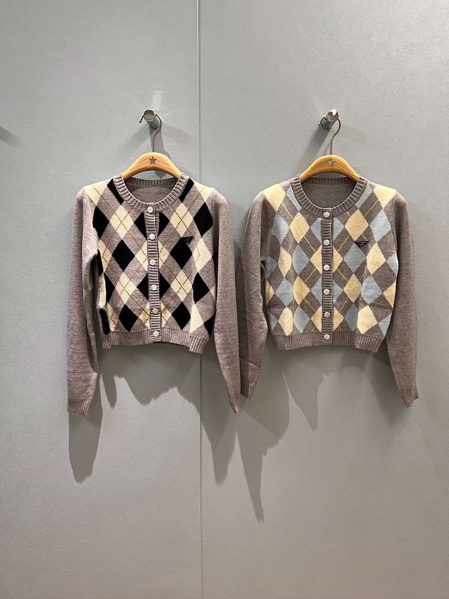 NO:459756,Early autumn new style college style color-blocked diamond-shaped round neck wool knitted cardigan jacket chest triangle logo shell buckle is well-behaved and age-reducing cute and versatile black and blue SML, jackets & coats,alexander wang19860909早秋新款学院风 拼色菱格纹圆领羊毛针织开衫外套胸前三角徽标 贝壳扣乖巧减龄 可爱百搭 黑色蓝色 SML,,jackets & coats,alexander wang,Women's clothing