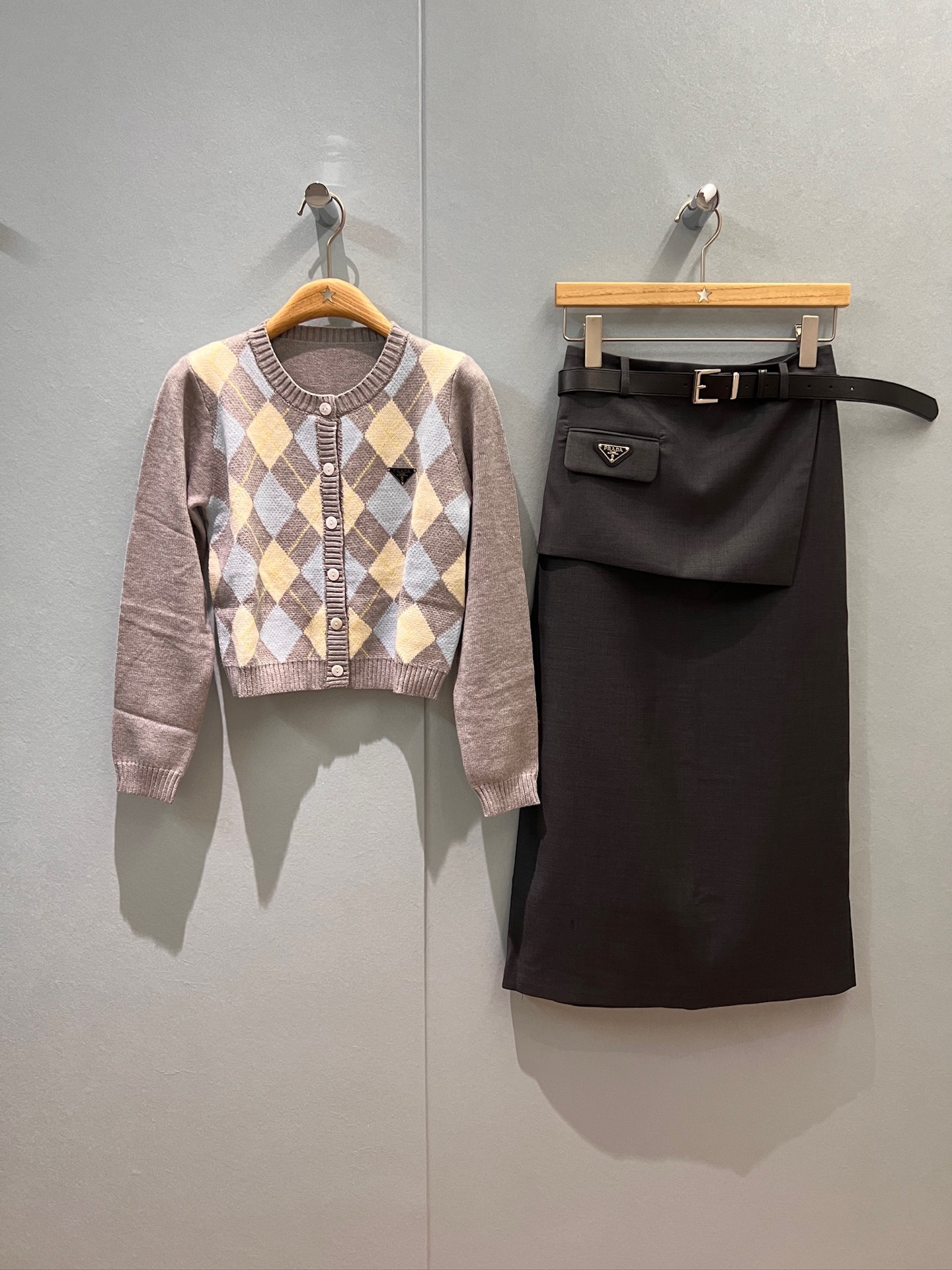 NO:459769,Early autumn new style college style color-blocked diamond-shaped round neck wool knitted cardigan jacket chest triangle logo shell buckle is well-behaved and age-reducing cute and versatile black and blue SML, jackets & coats,alexander wang19860909早秋新款学院风 拼色菱格纹圆领羊毛针织开衫外套胸前三角徽标 贝壳扣乖巧减龄 可爱百搭 黑色蓝色 SML,,jackets & coats,alexander wang,Women's clothing