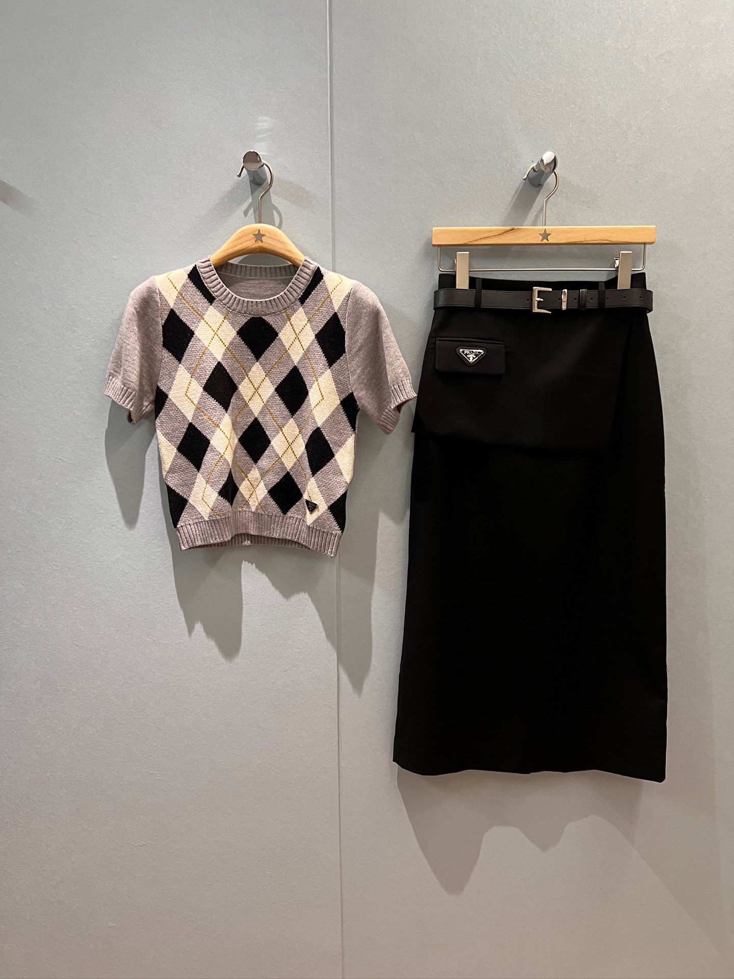 NO:459780,Early autumn new style college style color-blocked diamond wool short-sleeved knitted top hem triangle logo decoration, well-behaved and age-reducing, cute and versatile, black and blue SML, T-shirt, alexander wang19860909早秋新款学院风 拼色菱格纹羊毛短袖针织上衣下摆三角徽标装饰 乖巧减龄 可爱百搭 黑色蓝色 SML,,T-shirt,alexander wang,Women's clothing