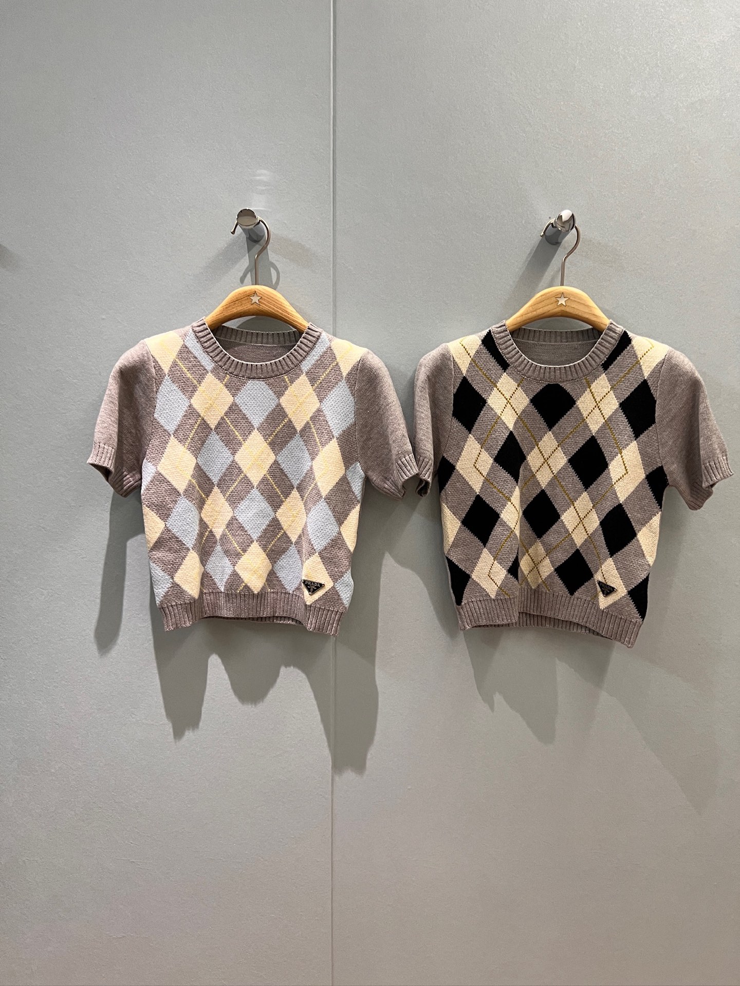 NO:459790,Early autumn new style college style color-blocked diamond wool short-sleeved knitted top hem triangle logo decoration, well-behaved and age-reducing, cute and versatile, black and blue SMl, T-shirt, alexander wang19860909早秋新款学院风 拼色菱格纹羊毛短袖针织上衣下摆三角徽标装饰 乖巧减龄 可爱百搭 黑色蓝色 SMl,,T-shirt,alexander wang,Women's clothing