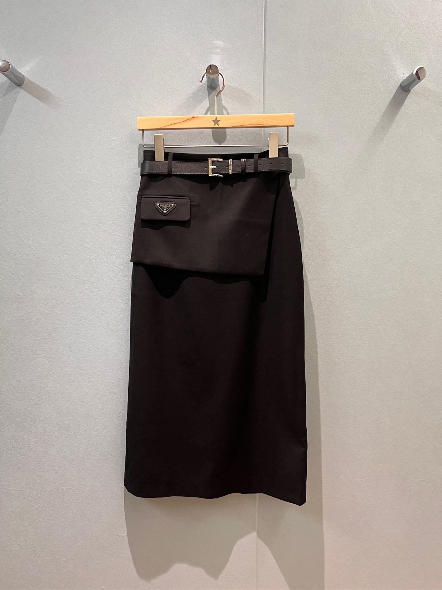 NO:459798,New spliced ​​irregular skirt decoration design, fake two-piece belt skirt triangle badge decoration, casual and versatile slim fit, black dark gray S-XL, skirts, alexander wang19860909新款拼接不规则裙摆装饰设计 假两件腰带半裙三角标徽章装饰 休闲百搭修身显瘦 黑色深灰 S-XL,,skirts,alexander wang,Women's clothing