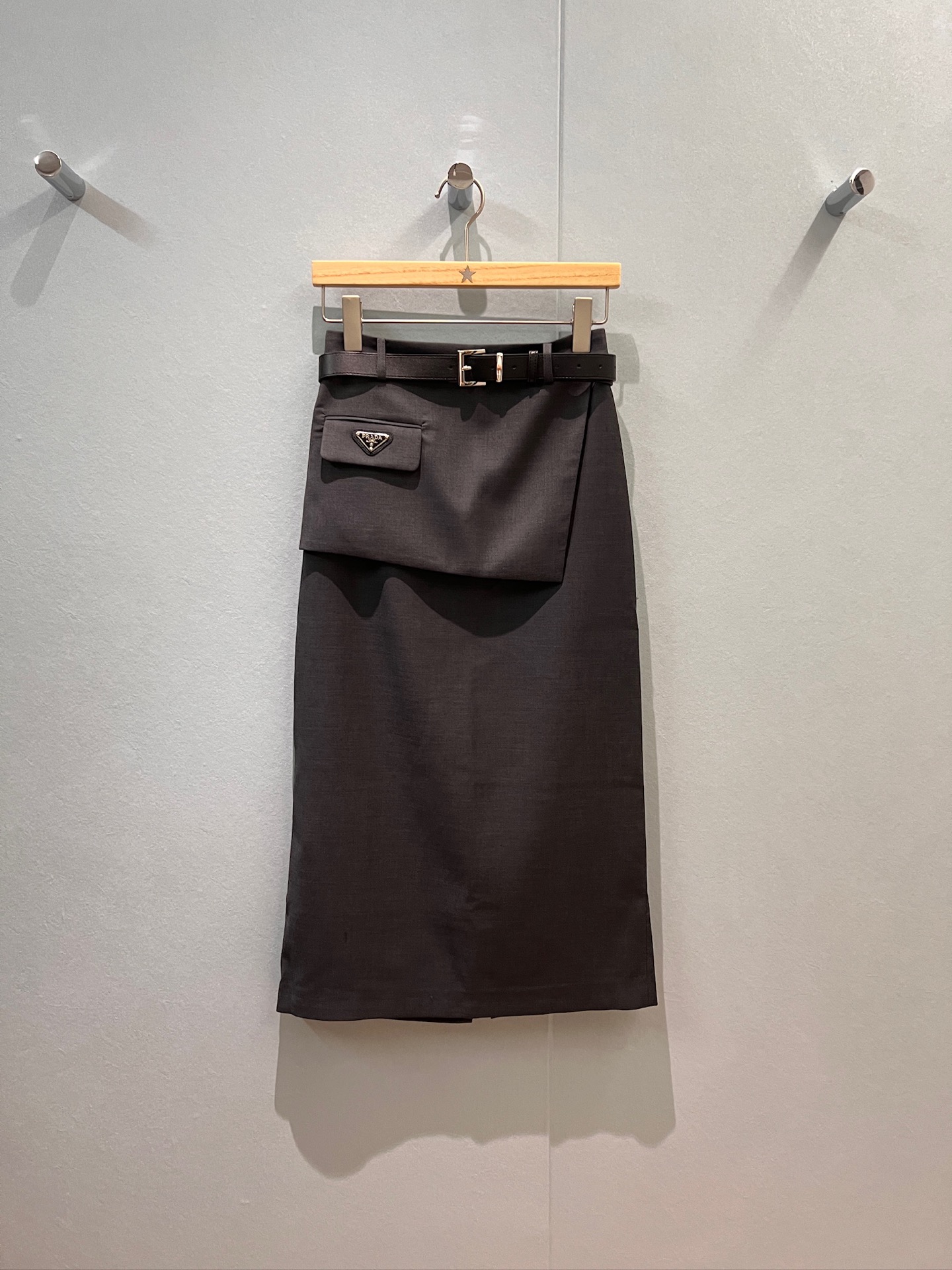 NO:459766,New spliced ​​irregular skirt decoration design, fake two-piece belt skirt triangle badge decoration, casual and versatile slim fit, black dark gray S-XL, skirts, alexander wang19860909新款拼接不规则裙摆装饰设计 假两件腰带半裙三角标徽章装饰 休闲百搭修身显瘦 黑色深灰 S-XL,,skirts,alexander wang,Women's clothing