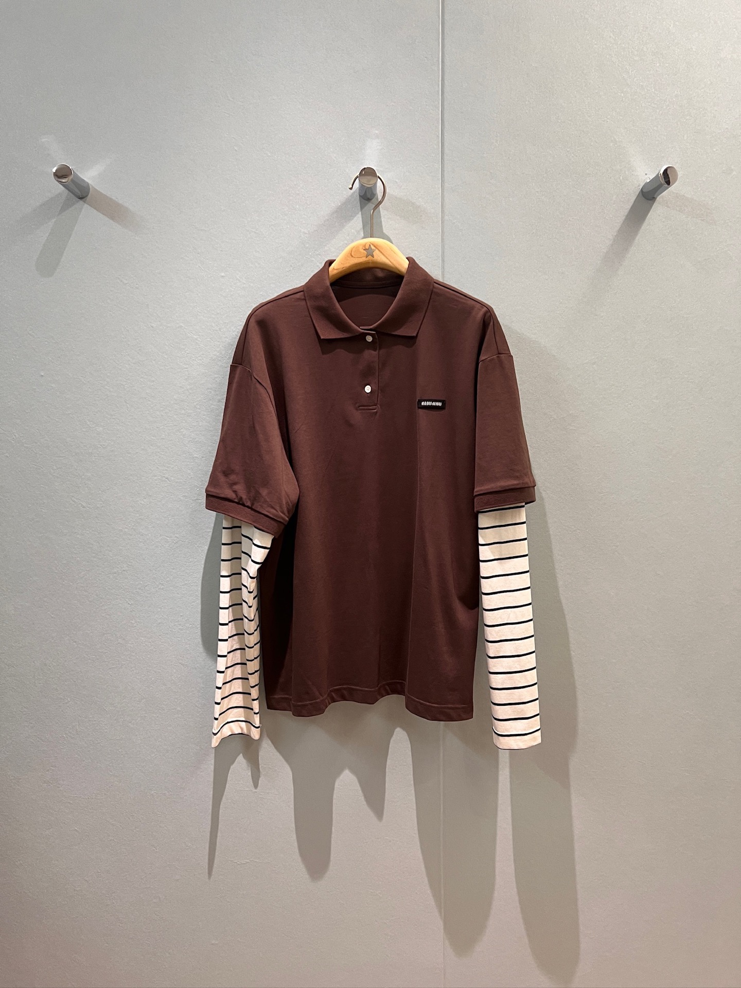 NO:459772,New fake two-piece splicing design striped sleeve polo long-sleeved top small logo tag on chest loose casual fashion age-reducing SML, alexander wang19860909新款假两件拼接设计 条纹袖polo长袖上衣胸前小logo标签 宽松休闲时尚减龄 SML,,alexander wang,Women's clothing