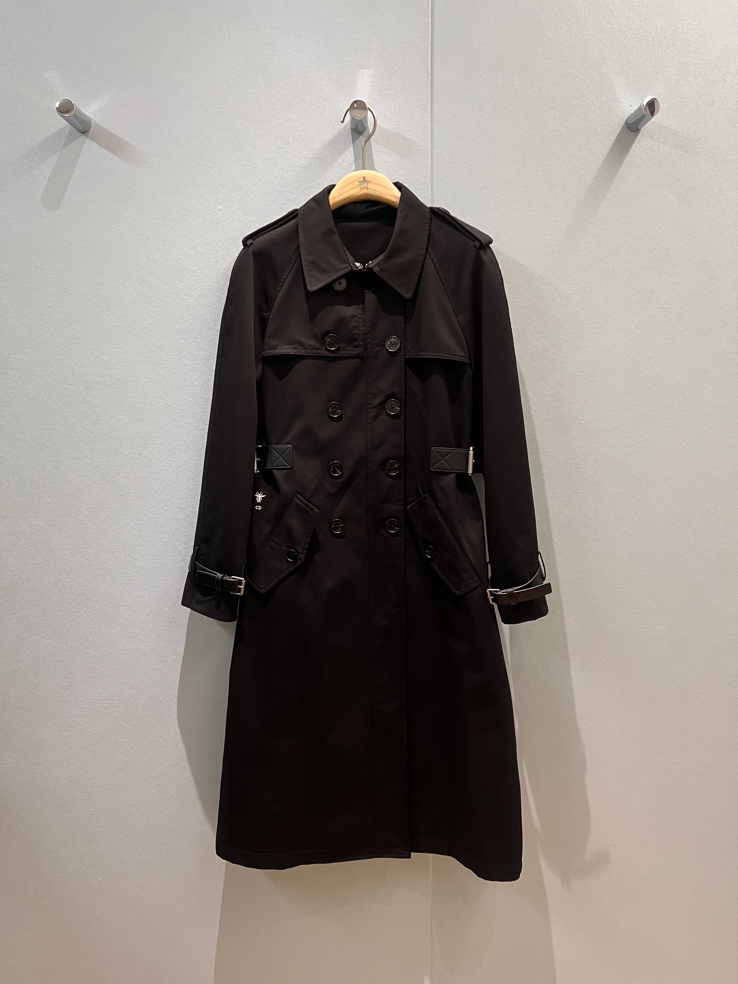 NO:459783,New recommended eavesack raglan sleeve design double-breasted long windbreaker jacket leather cuff spliced ​​leather belt waist decoration mold opening hardware accessories super aura classic CD bee black khaki SML,, jackets & coats,alexander wang19860909新款推荐肩章插肩袖设计双排扣长款风衣外套皮质袖带 拼接皮质腰带收腰装饰 开模五金配件 气场超强经典CD小蜜蜂 黑色卡其 SML,,jackets & coats,alexander wang,Women's clothing
