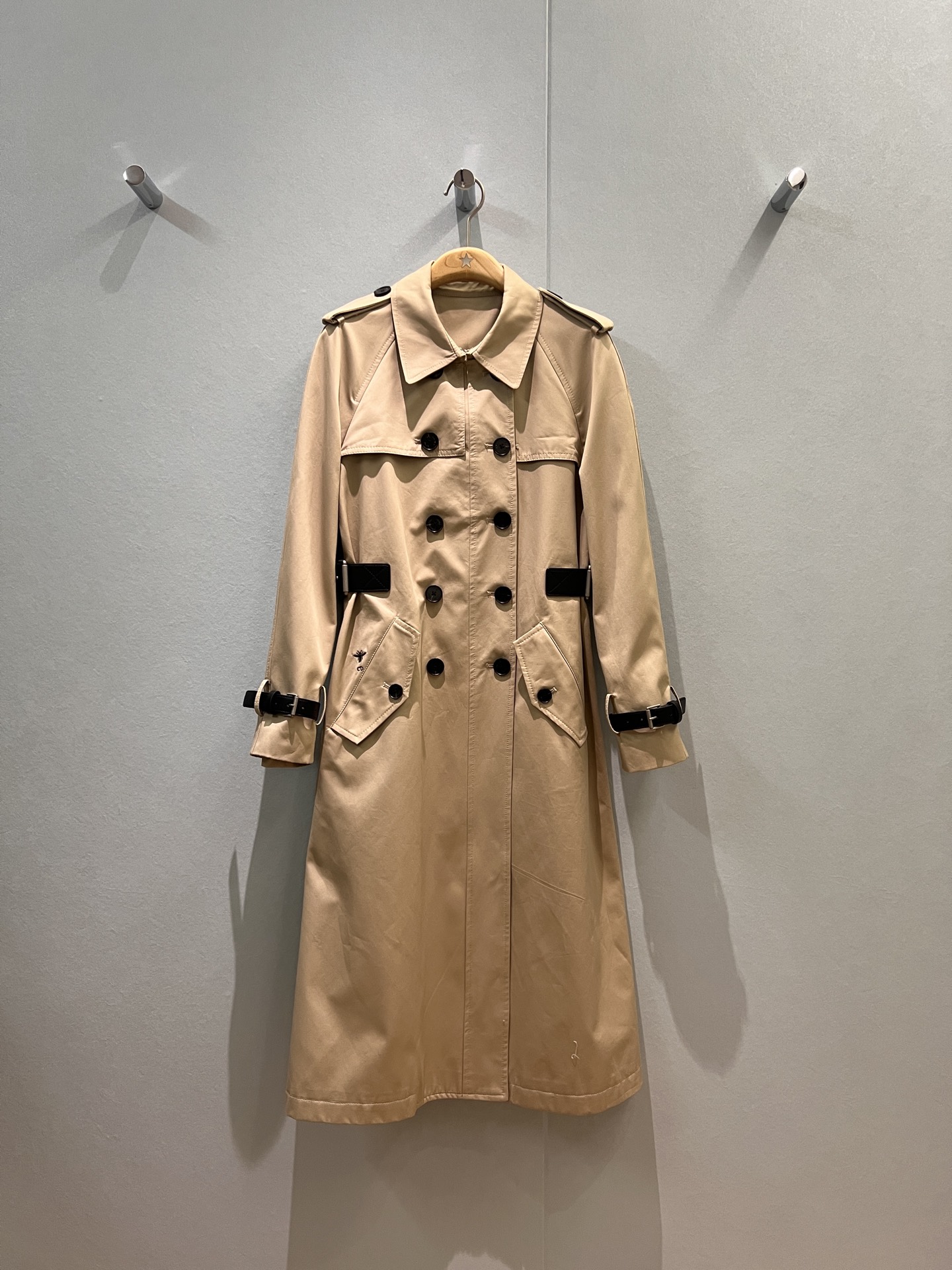 NO:459792,New recommended eavesack raglan sleeve design double-breasted long windbreaker jacket leather cuff spliced ​​leather belt waist decoration mold opening hardware accessories super aura classic CD bee black khaki SML,, jackets & coats,alexander wang19860909新款推荐肩章插肩袖设计双排扣长款风衣外套皮质袖带 拼接皮质腰带收腰装饰 开模五金配件 气场超强经典CD小蜜蜂 黑色卡其 SML,,jackets & coats,alexander wang,Women's clothing
