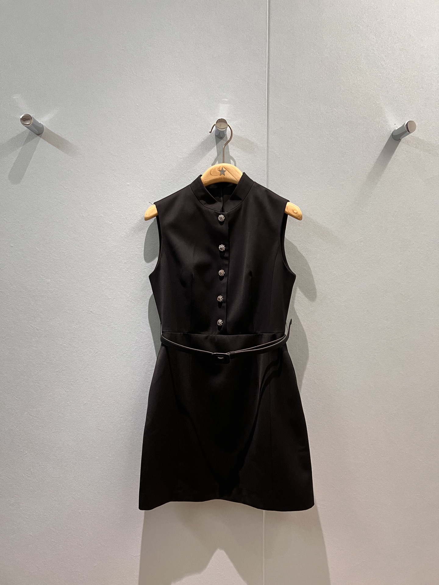 NO:459801,New stand-up collar sleeveless vest dress Cd diamond buckle decoration, belt tucked waist, pockets on both sides slim fit and age-reducing S-XL, skirts, alexander wang19860909新款立领无袖背心连衣裙Cd镶钻扣装饰 系腰带收腰 两侧有口袋修身减龄 S-XL,,skirts,alexander wang,Women's clothing