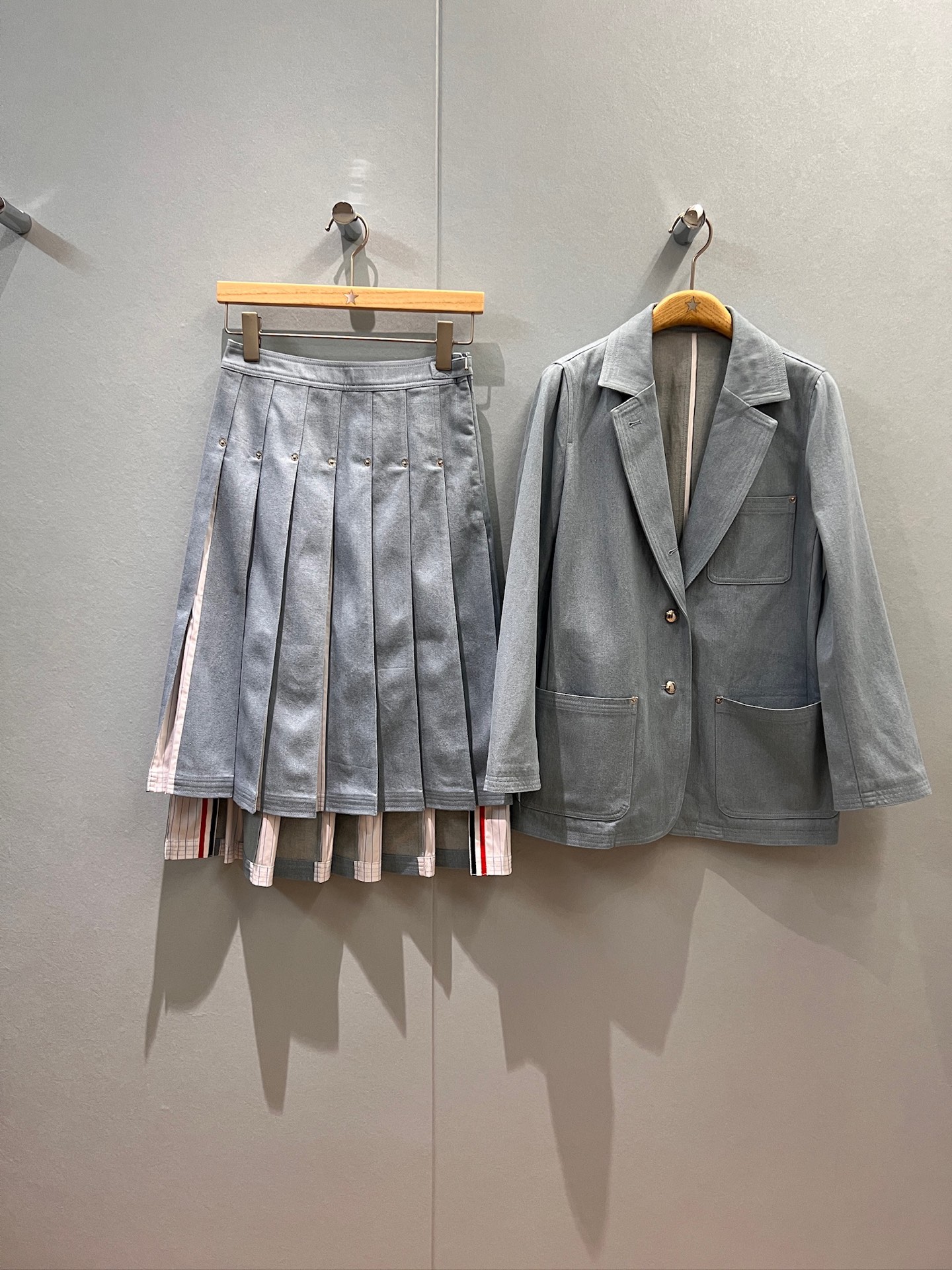 NO:459810,New style is coming to denim light blue series, single-layer blazer hardware accessories molded with the same striped pleated skirt, fashionable and age-reducing SML, skirts, jackets & coats, business suit, alexander wang19860909新款来袭牛仔浅蓝系列 单层西装外套五金配件开模搭了同款条纹百褶裙 时尚减龄 SML,,skirts,jackets & coats,business suit,alexander wang,Women's clothing