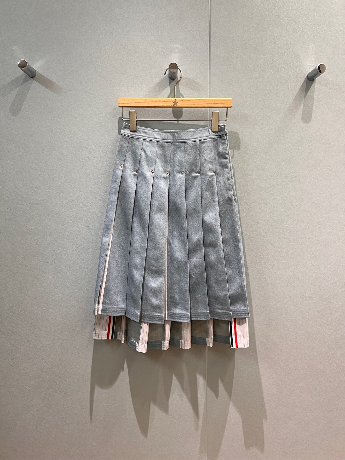NO:459822,New style is coming in denim light blue series, striped spliced ​​denim pleated skirt skirt short front and long back, classic three-color webbing, hardware accessories molded with the same denim jacket, fashionable and age-reducing SML,, skirts, jackets & coats, jackets & coats, alexander wang19860909新款来袭牛仔浅蓝系列 条纹拼接牛仔百褶半裙裙摆前短后长 经典三色织带 五金配件开模搭了同款牛仔外套夹克 时尚减龄 SML,,skirts,jackets & coats,jackets & coats,alexander wang,Women's clothing