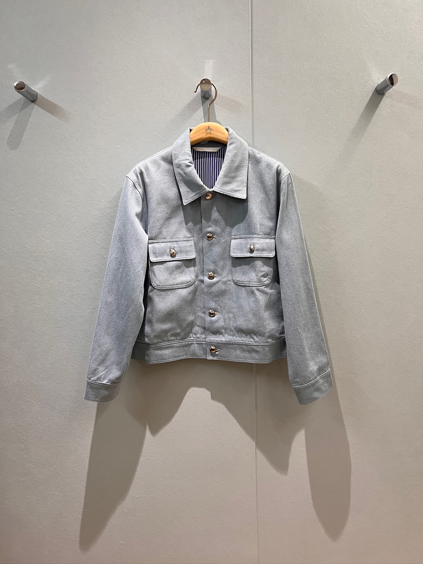 NO:459836,New style is coming to denim light blue series, lapel short jacket jacket hardware accessories molded with the same striped pleated skirt, fashionable and age-reducing SML,, skirts, jackets & coats, jackets & coats, alexander wang19860909新款来袭牛仔浅蓝系列 翻领短款夹克外套五金配件开模搭了同款条纹百褶裙 时尚减龄 SML,,skirts,jackets & coats,jackets & coats,alexander wang,Women's clothing