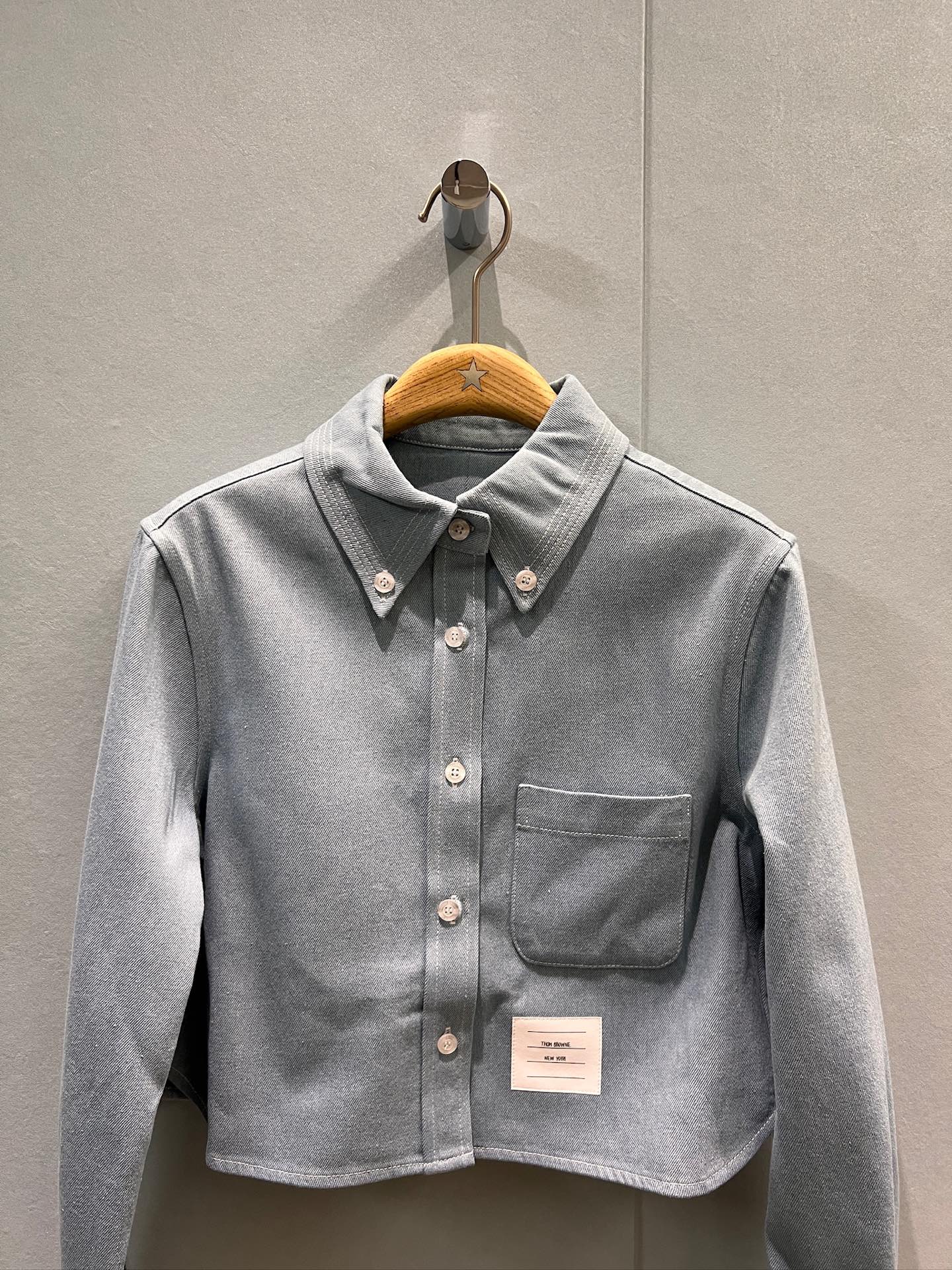 NO:459854,New style is coming to denim light blue series, irregular short denim shirt hardware accessories molded with the same striped pleated skirt, fashionable and age-reducing SML, skirts, alexander wang19860909新款来袭牛仔浅蓝系列 不规则短款牛仔衬衣五金配件开模搭了同款条纹百褶裙 时尚减龄 SML,,skirts,alexander wang,Women's clothing