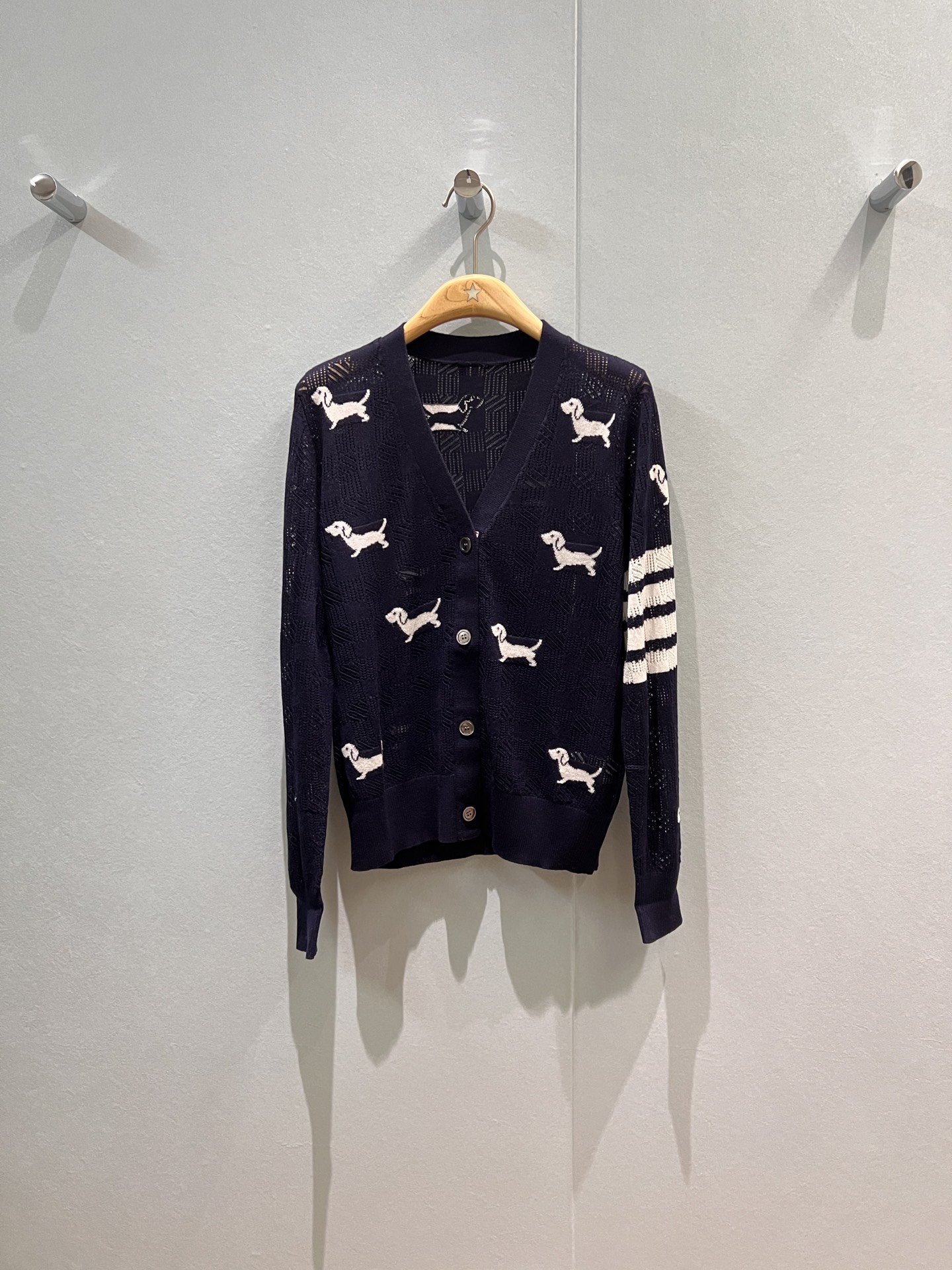 NO:461353,Early autumn TB puppy hanging hair hollow V-neck knitted wool cardigan classic hand hip four bars three-color webbing light and breathable casual and comfortable dark blue gray SML, alexander wang19860909早秋TB小狗挂毛镂空V领针织羊毛开衫经典手臀四条杠 三色织带轻薄透气 休闲舒适 深蓝灰色 SML,,alexander wang,Women's clothing