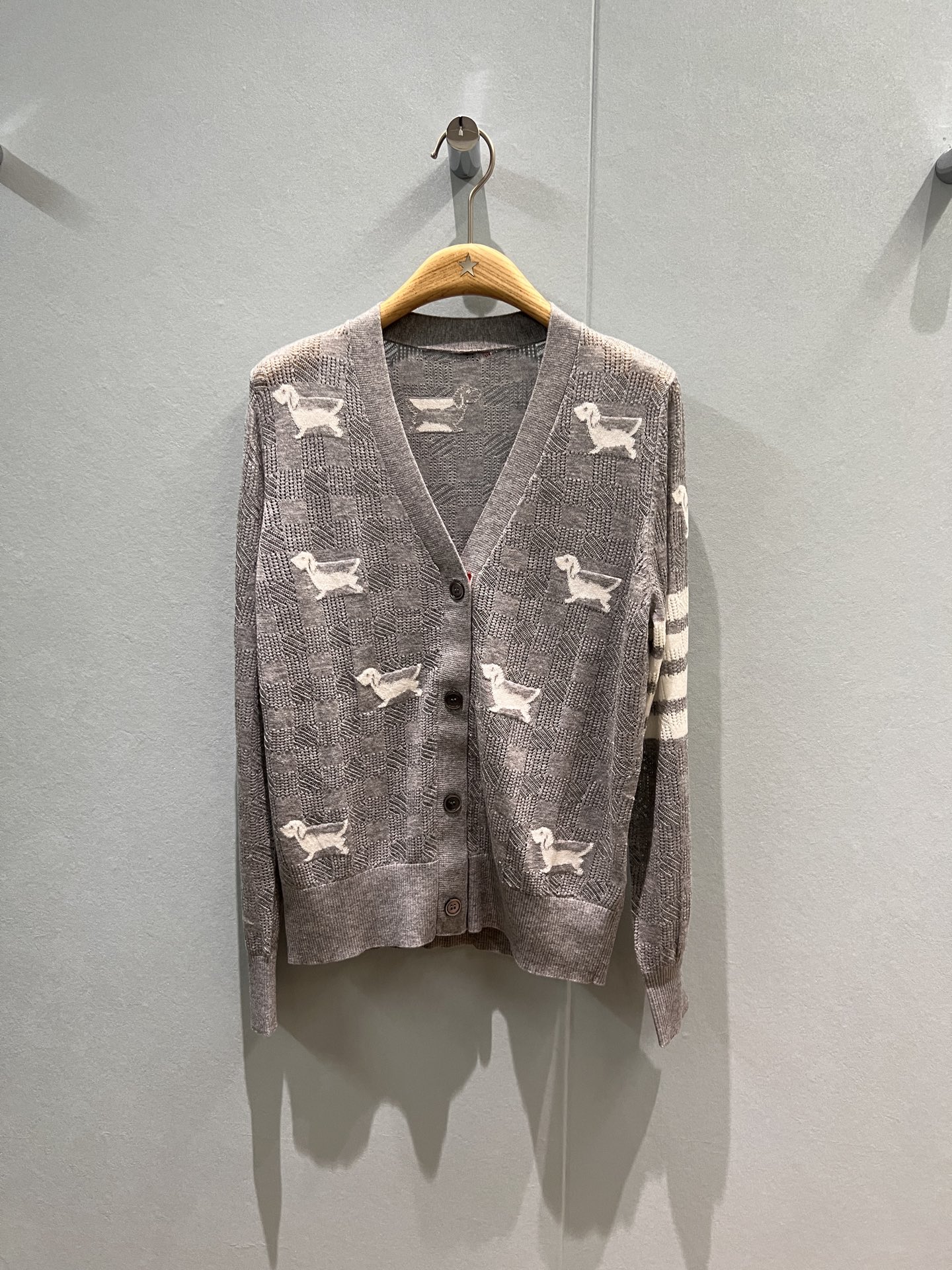 NO:461364,Early autumn TB puppy hanging hair hollow V-neck knitted wool cardigan classic hand hip four bars three-color webbing light and breathable casual and comfortable dark blue gray SML, alexander wang19860909早秋TB小狗挂毛镂空V领针织羊毛开衫经典手臀四条杠 三色织带轻薄透气 休闲舒适 深蓝灰色 SML,,alexander wang,Women's clothing