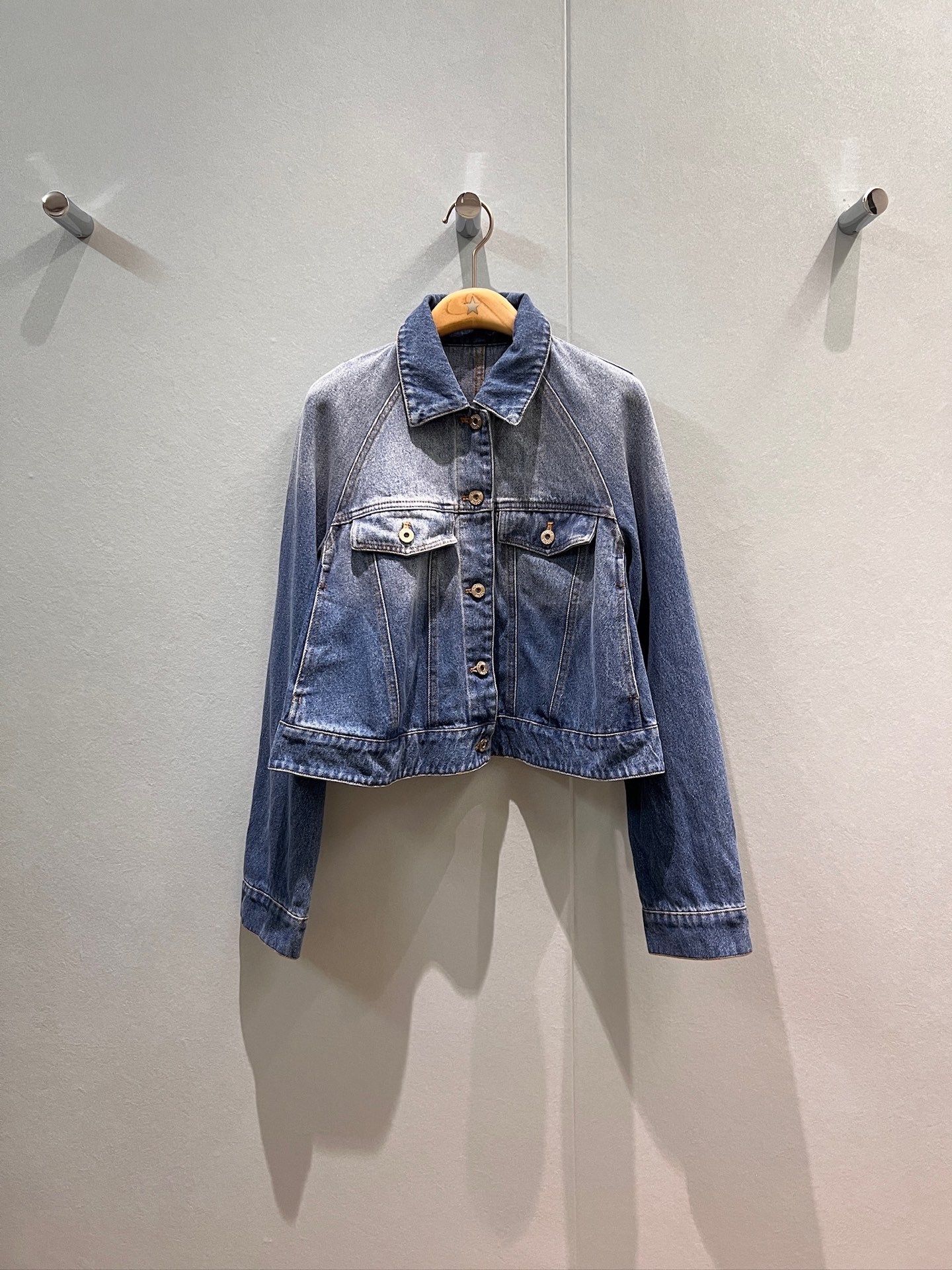 NO:461338,New loewe wash water light blue denim a-line doll denim jacket ragdoll sleeve design short loose hardware accessories mold opening logo leather logo decoration SML, loewe, jackets & coats, alexander wang19860909新款loewe洗水浅蓝 丹宁A字娃娃牛仔外套插肩袖设计 短款宽松五金配件开模 背后logo皮标装饰 SML,,loewe,jackets & coats,alexander wang,Women's clothing