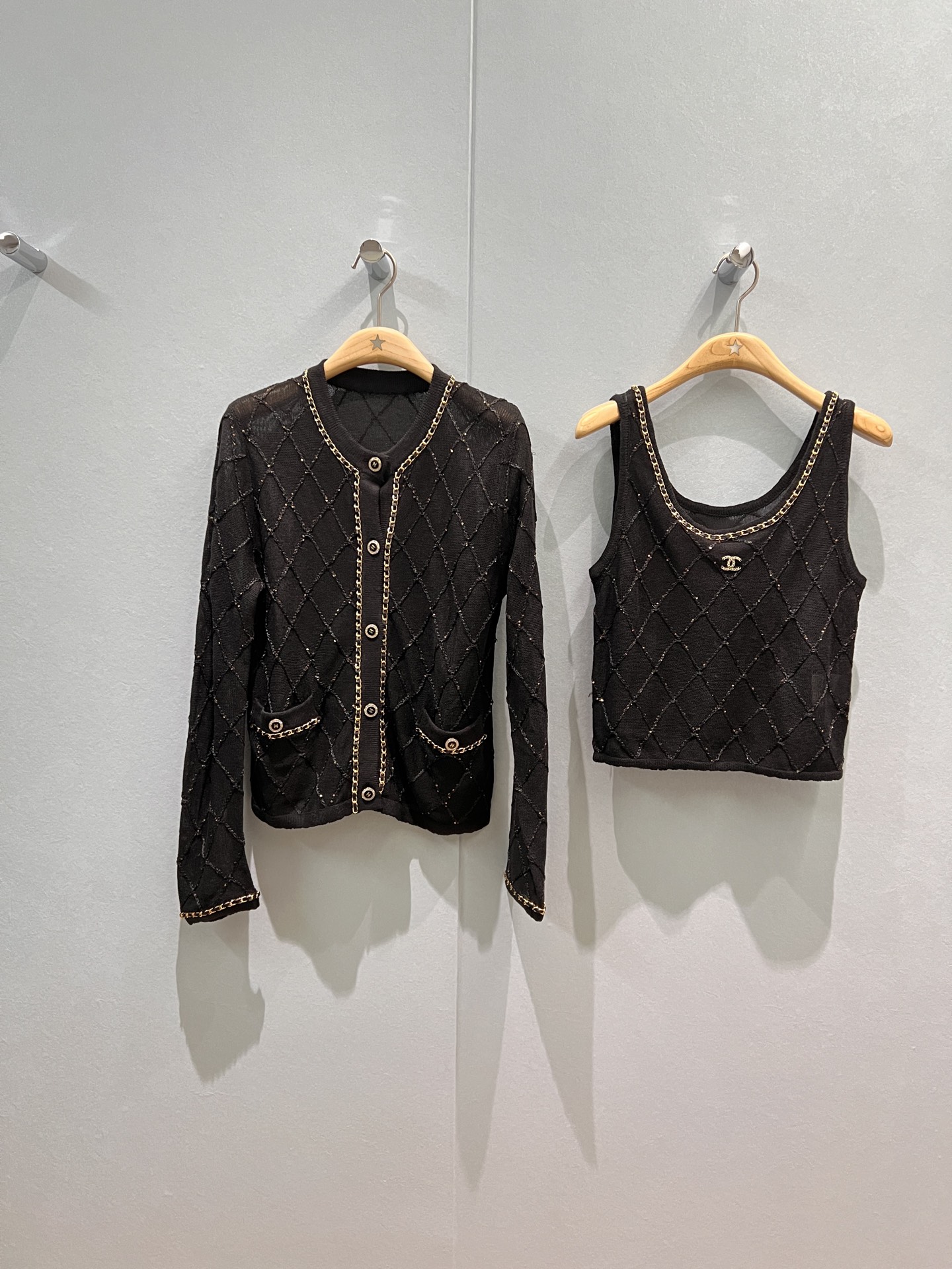 NO:461372,Back, the new sequin diamond knitted cardigan jacket with the same knitted vest double C buttons, chain edge decoration, exquisite and versatile, age-reducing necessities, black and white SML,, jackets & coats,alexander wang19860909背 开秋冬新款亮片菱格纹针织开衫外套搭配同款针织背心双C扣子 链条边装饰 精致百搭 减龄必备 黑色白色 SML,,jackets & coats,alexander wang,Women's clothing