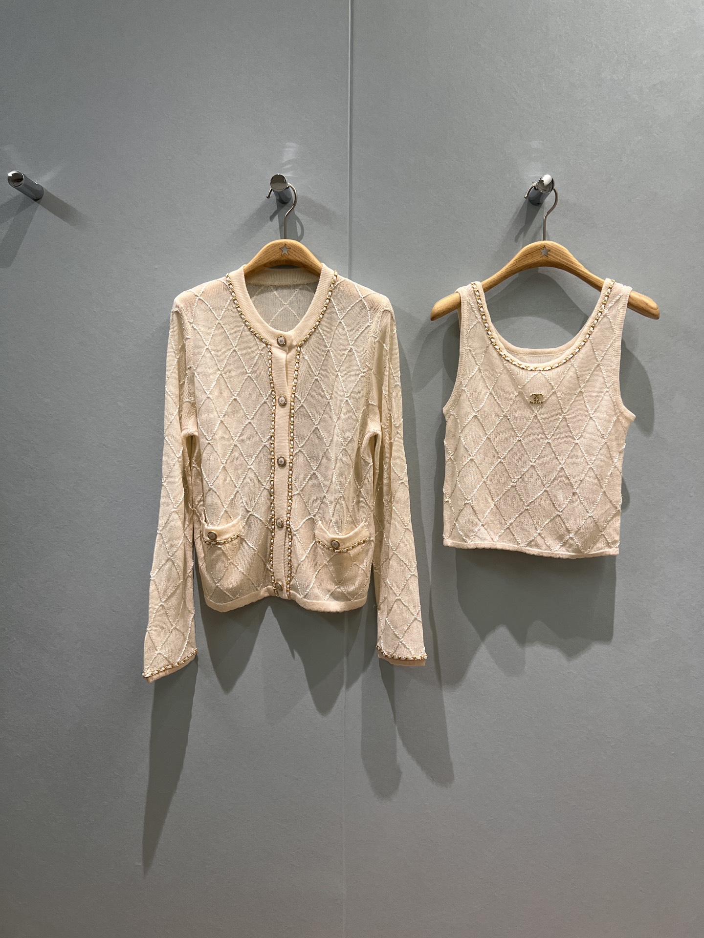 NO:461387,Back, the new sequin diamond knitted cardigan jacket with the same knitted vest double C buttons, chain edge decoration, exquisite and versatile, age-reducing necessities, black and white SML,, jackets & coats,alexander wang19860909背 开秋冬新款亮片菱格纹针织开衫外套搭配同款针织背心双C扣子 链条边装饰 精致百搭 减龄必备 黑色白色 SML,,jackets & coats,alexander wang,Women's clothing