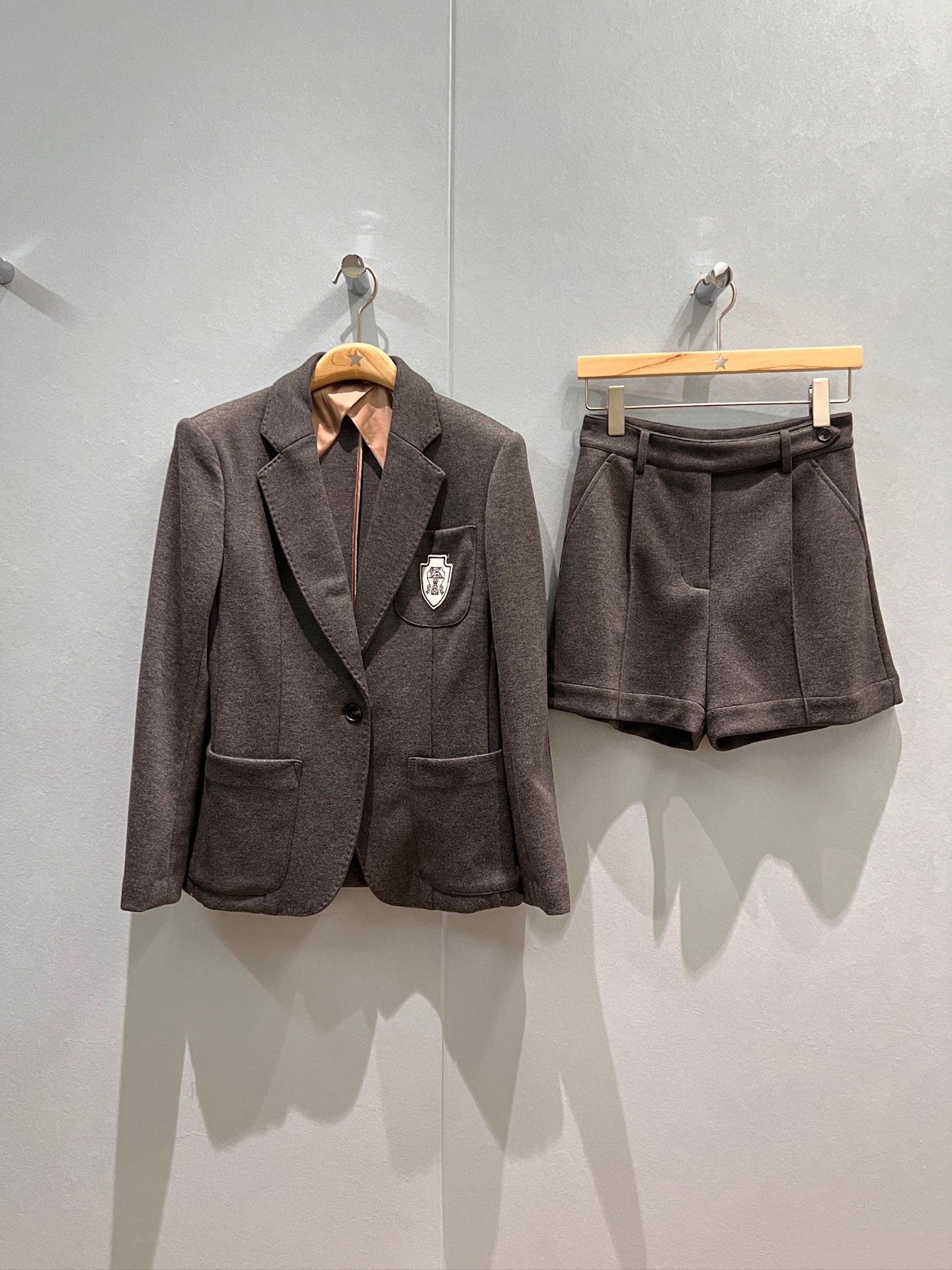 NO:461425,Exterior, the same style as Liu Tao, BC hand-cranked beaded dark gray wool suit jacket, suit shorts, embroidered badge decoration, simple commuting, casual age reduction, SML, shorts, jackets & coats, business suit, alexander wang19860909外 短新款刘涛同款 BC手摇珠边深灰羊毛西装外套西装短裤刺绣徽章装饰 通勤简约 休闲减龄 SML,,shorts,jackets & coats,business suit,alexander wang,Women's clothing