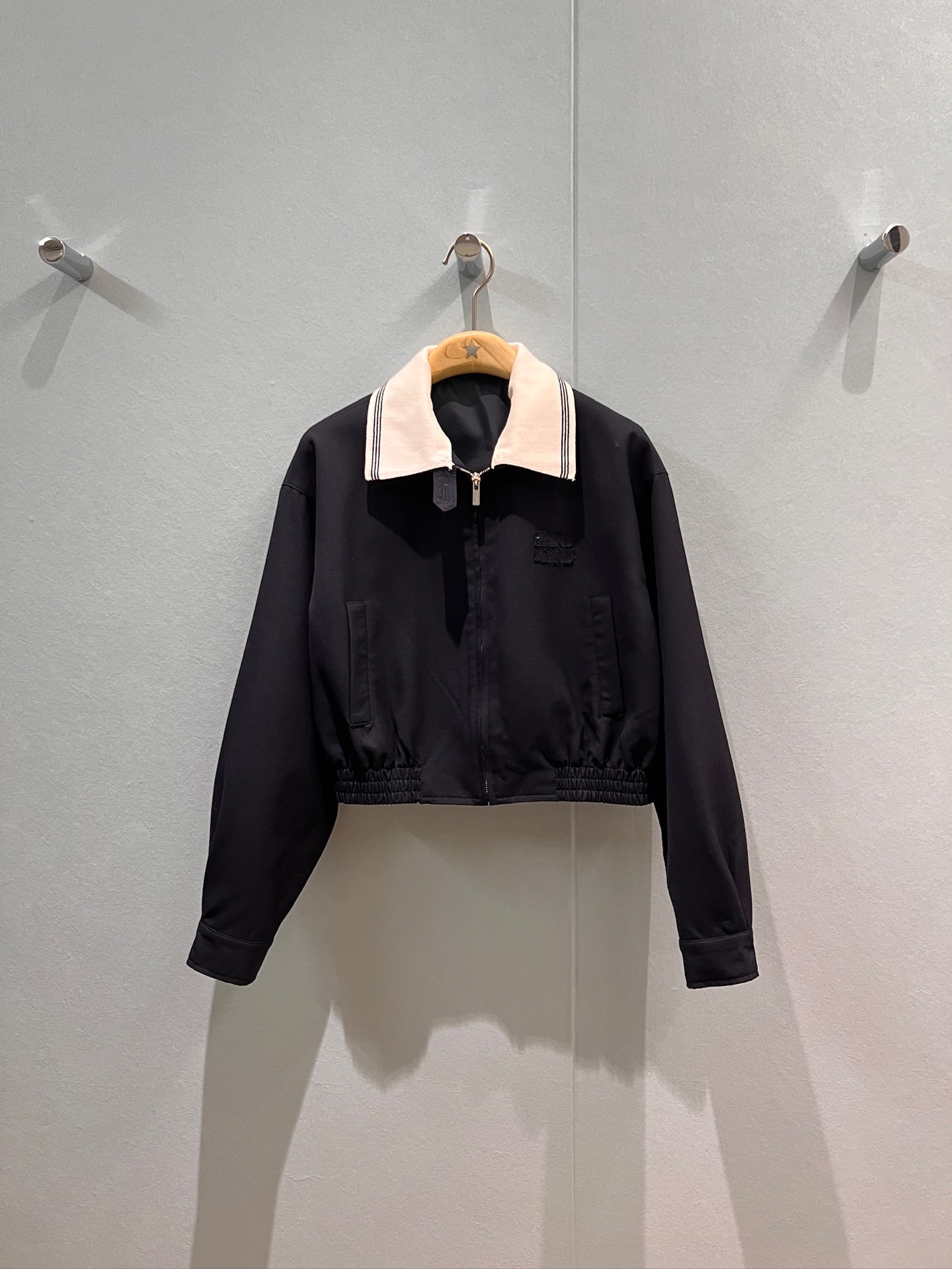 NO:461443,New ribbed lapel color-blocking waist jacket jacket with patch embroidered logo letters on chest. Short hem is elastic and tight, dark blue casual. Simple and versatile. SML,, jackets & coats, jackets & coats, alexander wang19860909新款罗纹翻领拼色收腰夹克外套胸前贴布刺绣logo字母 短款下摆松紧收腰深蓝休闲 简单百搭 SML,,jackets & coats,jackets & coats,alexander wang,Women's clothing
