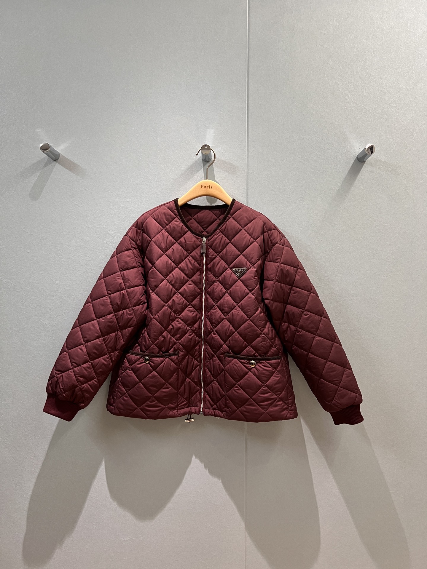 NO:461457,New autumn and winter styles Recommended counter new colors Corduroy colored round-necked cotton jacket Quilted design jacket Cotton jacket cuff rib splicing Loose silhouette classic triangle badge decoration Thin cotton soft warm and not bloated Age-reducing versatile burgundy/card brown SML,,jackets & coats,jackets & coats,alexander wang19860909秋冬新款 推荐专柜新色 灯芯绒色边圆领夹棉外套 绗缝设计夹克棉服袖口罗纹拼接 廓形宽松经典三角标徽章装饰 薄棉柔软 保暖不臃肿 减龄百搭 酒红/卡棕 SML,,jackets & coats,jackets & coats,alexander wang,Women's clothing