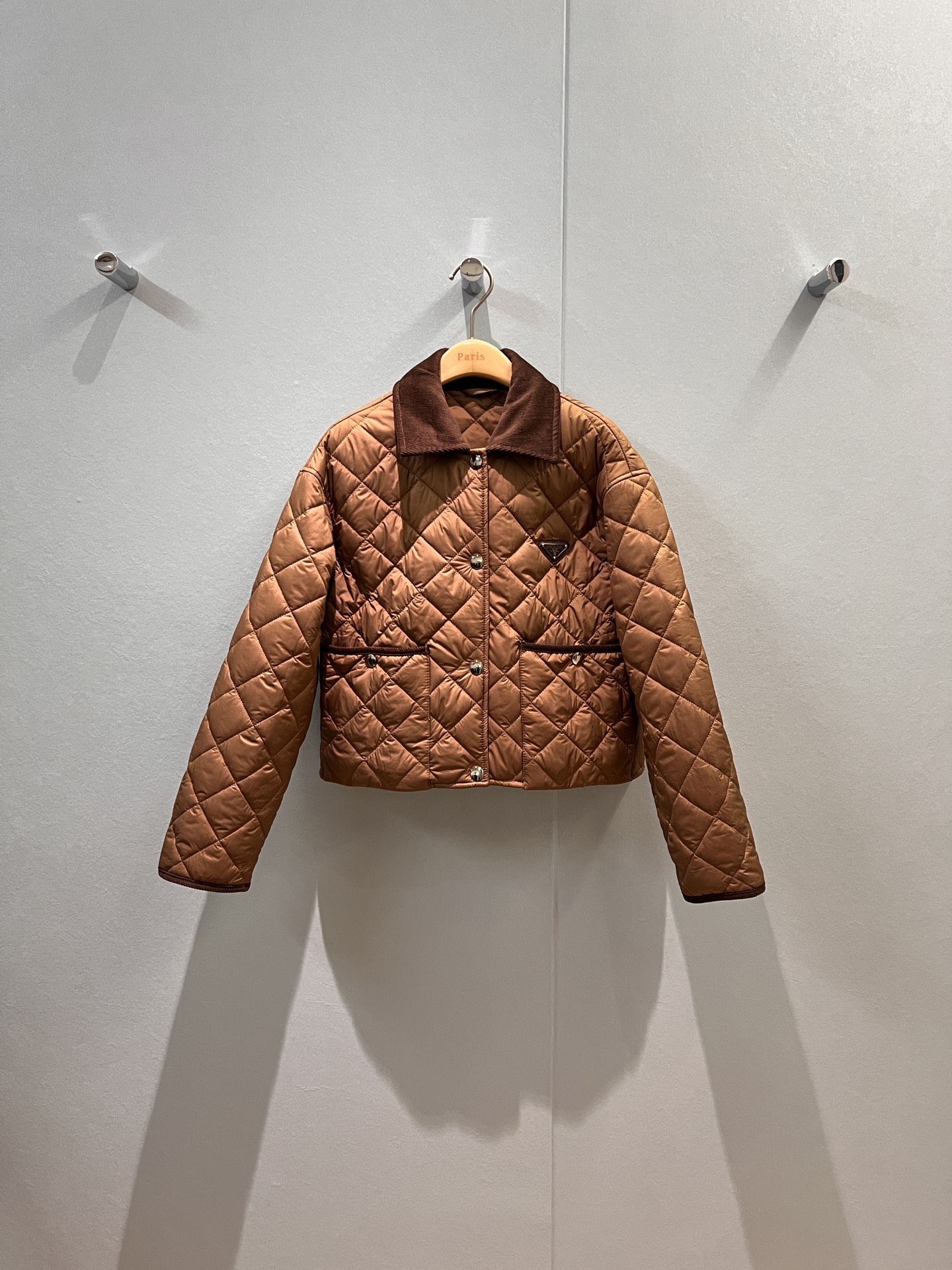 NO:461414,New autumn and winter styles Recommended counter colors Corduroy collar splicing short cotton jacket Quilted design jacket Cotton jacket Classic triangle badge decoration Lightweight and soft Comfortable and not bloated Age-reducing versatile brown/Encora red SML,,jackets & coats,jackets & coats,alexander wang19860909秋冬新款 推荐专柜新色 灯芯绒衣领拼接短款夹棉外套 绗缝设计夹克棉服经典三角标徽章装饰 轻薄柔软 舒适不臃肿 减龄百搭咖棕/安可拉红 SML,,jackets & coats,jackets & coats,alexander wang,Women's clothing