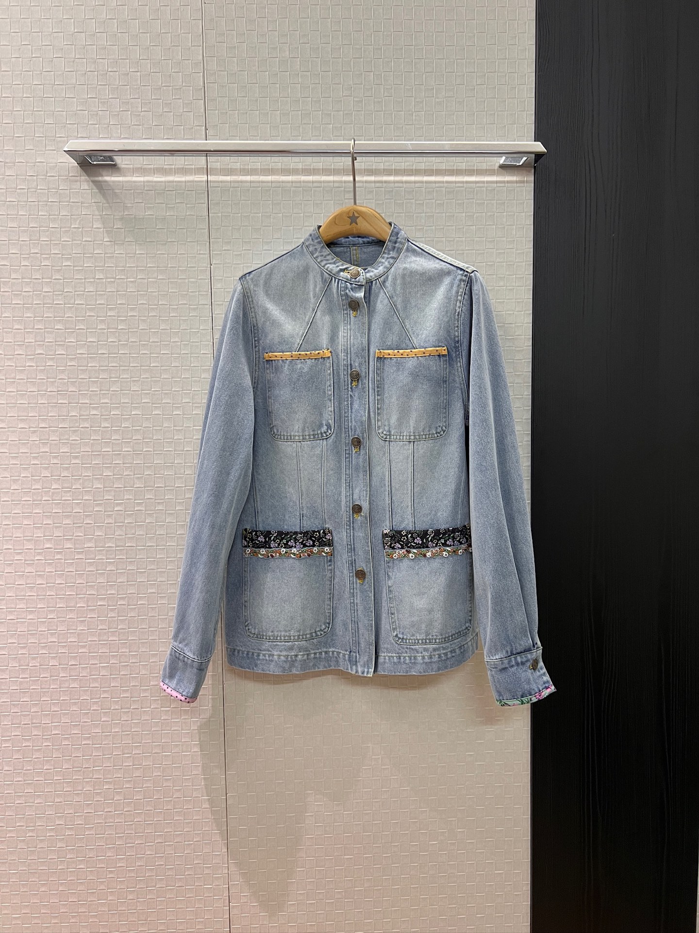 NO:462531,New original heavy-duty handmade beads, floral splicing and washing light blue denim jacket, stand collar shirt loose style, sweet and cool versatile matching same shorts and trousers SML, shorts, jackets & coats, alexander wang19860909新款原重工手工钉珠 碎花拼接洗水浅蓝牛仔外套 立领衬衣款宽松版型 甜酷百搭可搭同款短裤长裤 SML,,shorts,jackets & coats,alexander wang,Women's clothing
