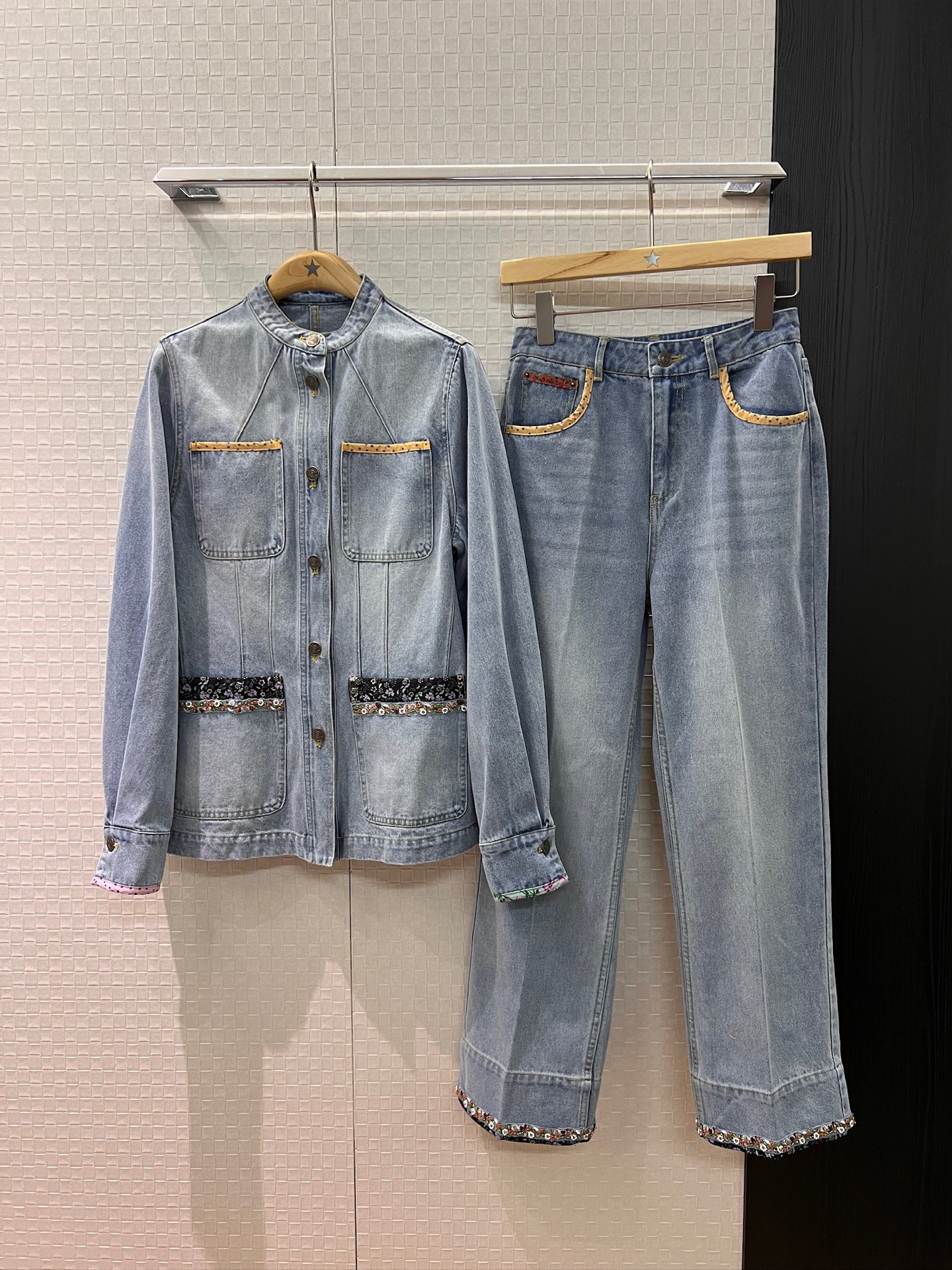 NO:462548,The same style of the new Yang Zi, original heavy-duty handmade beads, floral splicing and washing light blue jeans, straight-leg pants are slim and slim, age-reducing versatile, can be matched with the same coat SML, jeans, jackets & coats, alexander wang19860909新款杨紫同款 原重工手工钉珠 碎花拼接洗水浅蓝牛仔裤 直筒裤修身显瘦 减龄百搭可搭同款外套 SML,,jeans,jackets & coats,alexander wang,Women's clothing