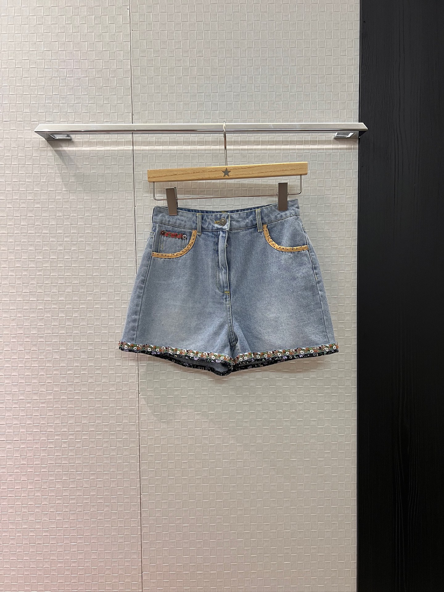 NO:462562,New original heavy-duty handmade beads, floral splicing and washing light blue denim shorts, slim and slim, age-reducing versatile, can be matched with the same jacket SML, shorts, jackets & coats, alexander wang19860909新款原重工手工钉珠 碎花拼接洗水浅蓝牛仔短裤修身显瘦 减龄百搭可搭同款外套 SML,,shorts,jackets & coats,alexander wang,Women's clothing