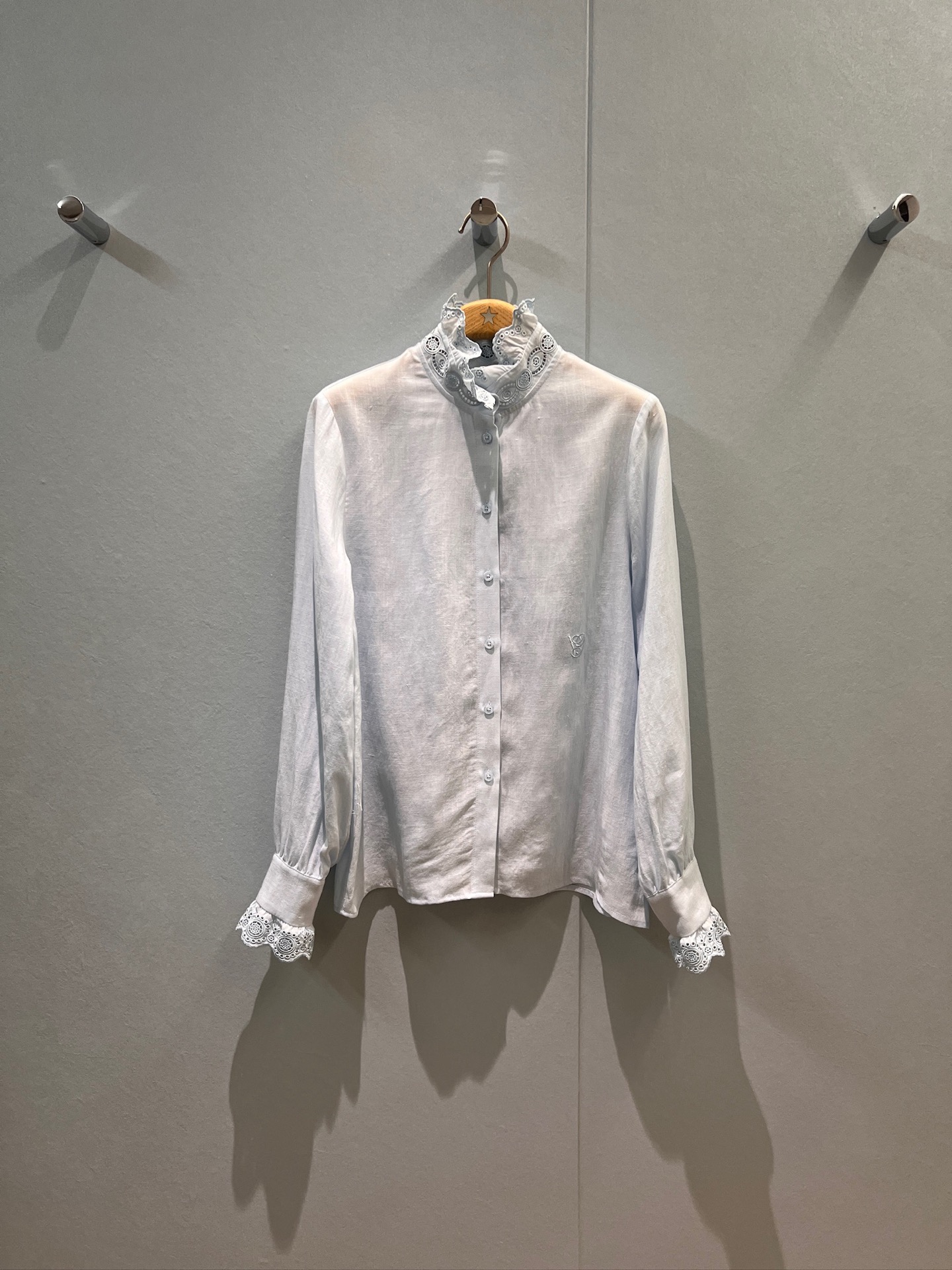 NO:462576,New embroidered lace-standing collar linen shirt, hem stimulates logo decoration ladylike temperament, commuting versatile light blue and white S-XL,,alexander wang19860909新款刺绣花边立领亚麻衬衣 下摆刺激logo装饰淑女气质 通勤百搭浅蓝白色 S-XL,,alexander wang,Women's clothing