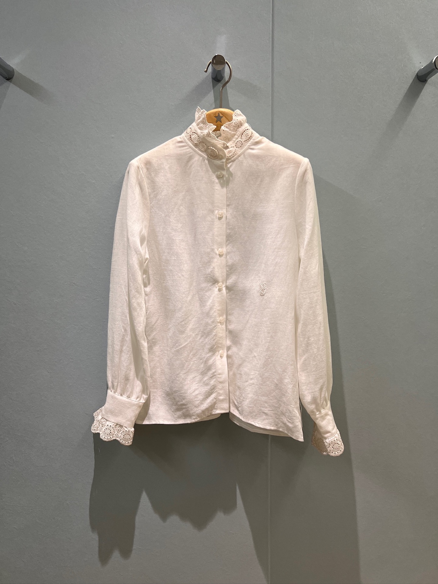 NO:462589,New embroidered lace-standing collar linen shirt, hem stimulates logo decoration ladylike temperament, commuting versatile light blue and white S-XL,,alexander wang19860909新款刺绣花边立领亚麻衬衣 下摆刺激logo装饰淑女气质 通勤百搭浅蓝白色 S-XL,,alexander wang,Women's clothing