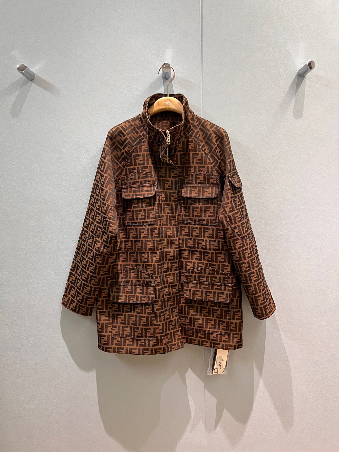 NO:462550,New stand-up collar classic double F jacquard mid-length jacket jacket with chest workwear four major pocket decorations, sleeves, interposer bag waist drawstring waist design, hardware mold opening, fashionable and casual, age-reducing versatile SML,, jackets & coats, jackets & coats, alexander wang19860909新款立领经典双F提花中长款夹克外套胸前工装四大口袋装饰 袖子拼接口袋腰围抽绳收腰设计 五金开模 时尚休闲 减龄百搭 SML,,jackets & coats,jackets & coats,alexander wang,Women's clothing