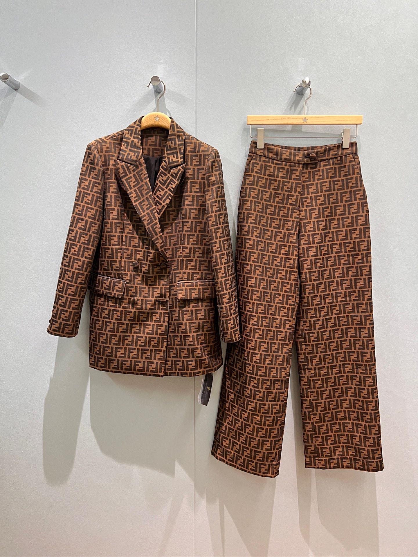 NO:462564,Outer P P new style double f classic jacquard double breasted suit jacket double f casual trousers fashionable commuting capable and neat SML, jackets & coats, business suit, alexander wang19860909外 裤P新款双F经典提花双排扣西装外套双F休闲西裤 时尚通勤 干练利落SML,,jackets & coats,business suit,alexander wang,Women's clothing