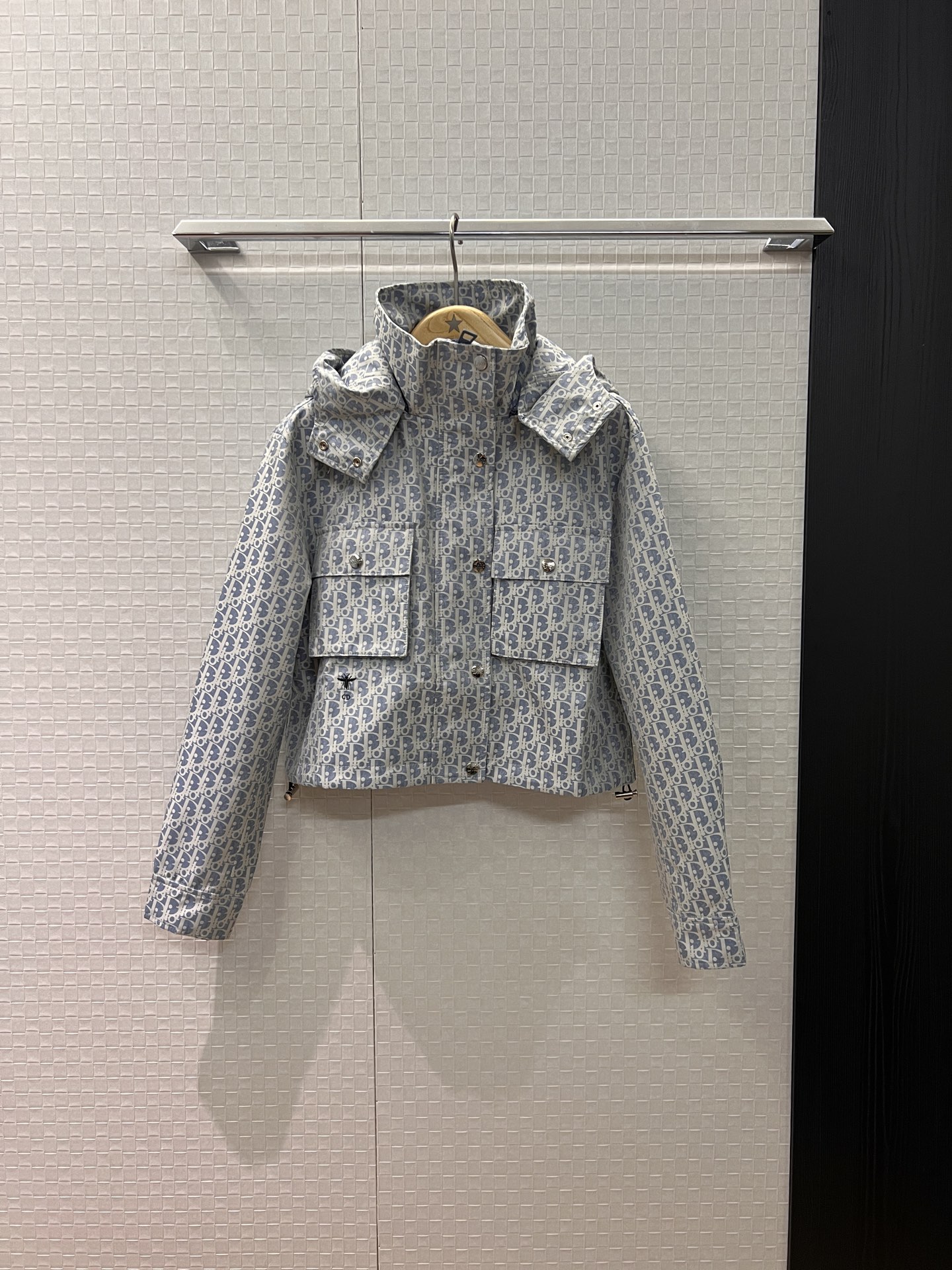 NO:462578,New style recommended hooded stand collar haze blue presbyopia jacquard short jacket jacket, hat can be removed from chest large pocket decoration, work style embroidery little bee, hem can be drawn rope to waist, hardware mold opening, fashionable and casual, age-reducing versatile SML,, jackets & coats, jackets & coats,hats,alexander wang19860909新款推荐连帽立领雾霾蓝老花提花短款夹克外套 帽子可脱卸胸前大口袋装饰 工装风刺绣小蜜蜂 下摆可抽绳收腰 五金开模 时尚休闲 减龄百搭 SML,,jackets & coats,jackets & coats,hats,alexander wang,Women's clothing