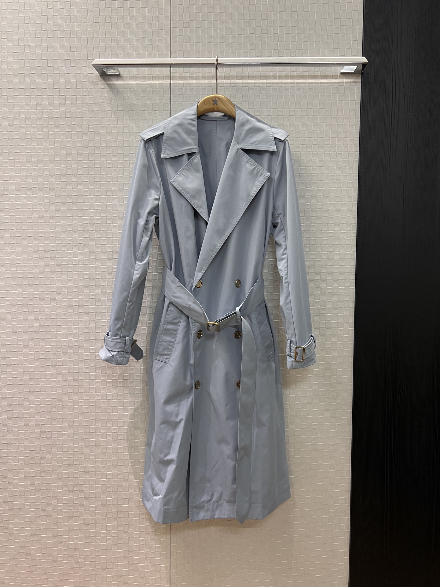 NO:462584,New style is coming to haze blue, classic eavesaw, shoulder design, double-breasted long windbreaker jacket, cuffs, belt decoration, mold opening hardware accessories, super aura SML,, jackets & coats,alexander wang19860909新款来袭雾霾蓝 经典肩章正肩设计双排扣长款风衣外套袖带腰带装饰 开模五金配件 气场超强SML,,jackets & coats,alexander wang,Women's clothing
