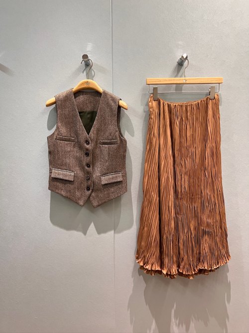 Elegant Women's Two-Piece Set: Tweed Vest and Pleated Midi Skirt 1 Elegant Women's Two-Piece Set: Tweed Vest and Pleated Midi Skirt
