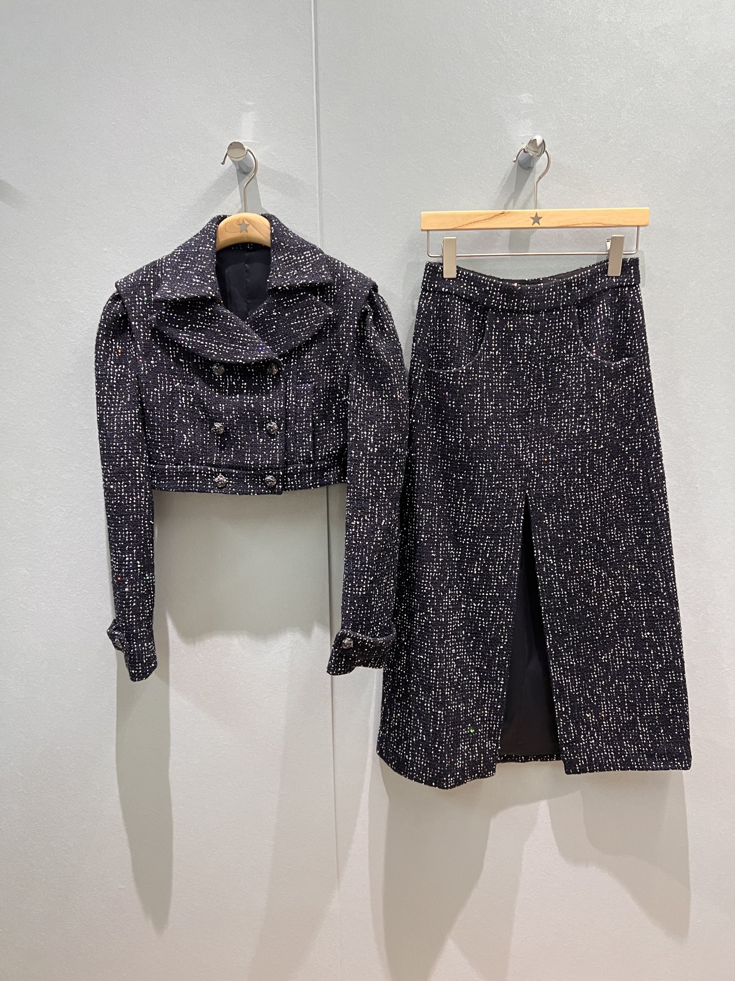 NO:463667,Exterior, used style, many celebrities, double-breasted sequin tweed short jacket, front slit tweed skirt, inlaid gemstone buckles, elegant commuting, chaebol daughter, SML, skirts, jackets & coats, alexander wang19860909外 半新款走秀多明星同款 双排扣亮片粗花呢短款外套前开叉粗花呢半裙 镶嵌宝石扣名媛气质 优雅通勤 财阀千金 SML,,skirts,jackets & coats,alexander wang,Women's clothing