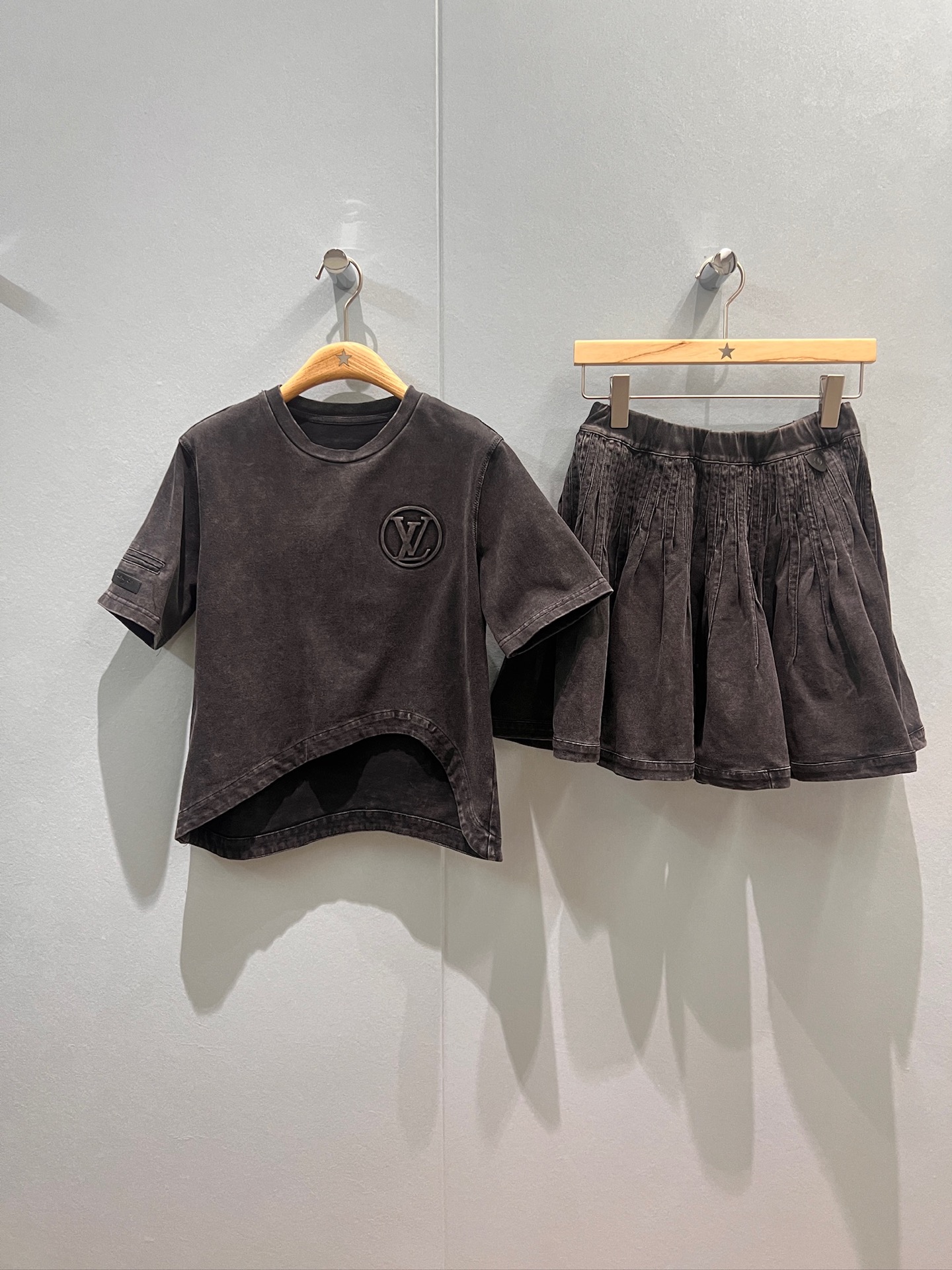 NO:463679,New old retro style, irregular hem, three-dimensional logo decoration on the chest, slim and slim, can be worn with the same skirt, gray khaki S-XL,, skirts,tees, t-shirt,alexander wang19860909新款做旧复古 下摆不规则T恤胸前立体logo装饰 修身显瘦 可搭同款半裙灰色卡其 S-XL,,skirts,tees，t-shirt,alexander wang,Women's clothing