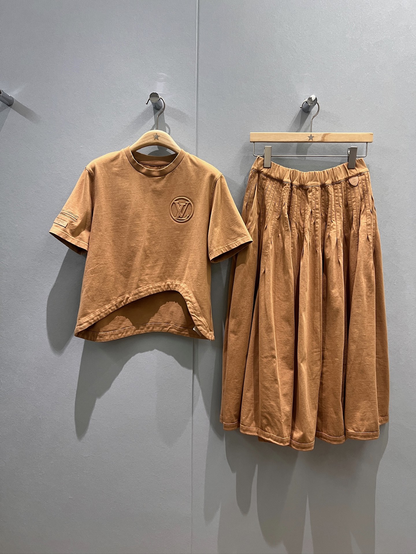 NO:463693,New old retro style, irregular hem, three-dimensional logo decoration on the chest, slim and slim, can be worn with the same skirt, gray khaki S-XL,, skirts,tees, t-shirt,alexander wang19860909新款做旧复古 下摆不规则T恤胸前立体logo装饰 修身显瘦 可搭同款半裙灰色卡其 S-XL,,skirts,tees，t-shirt,alexander wang,Women's clothing