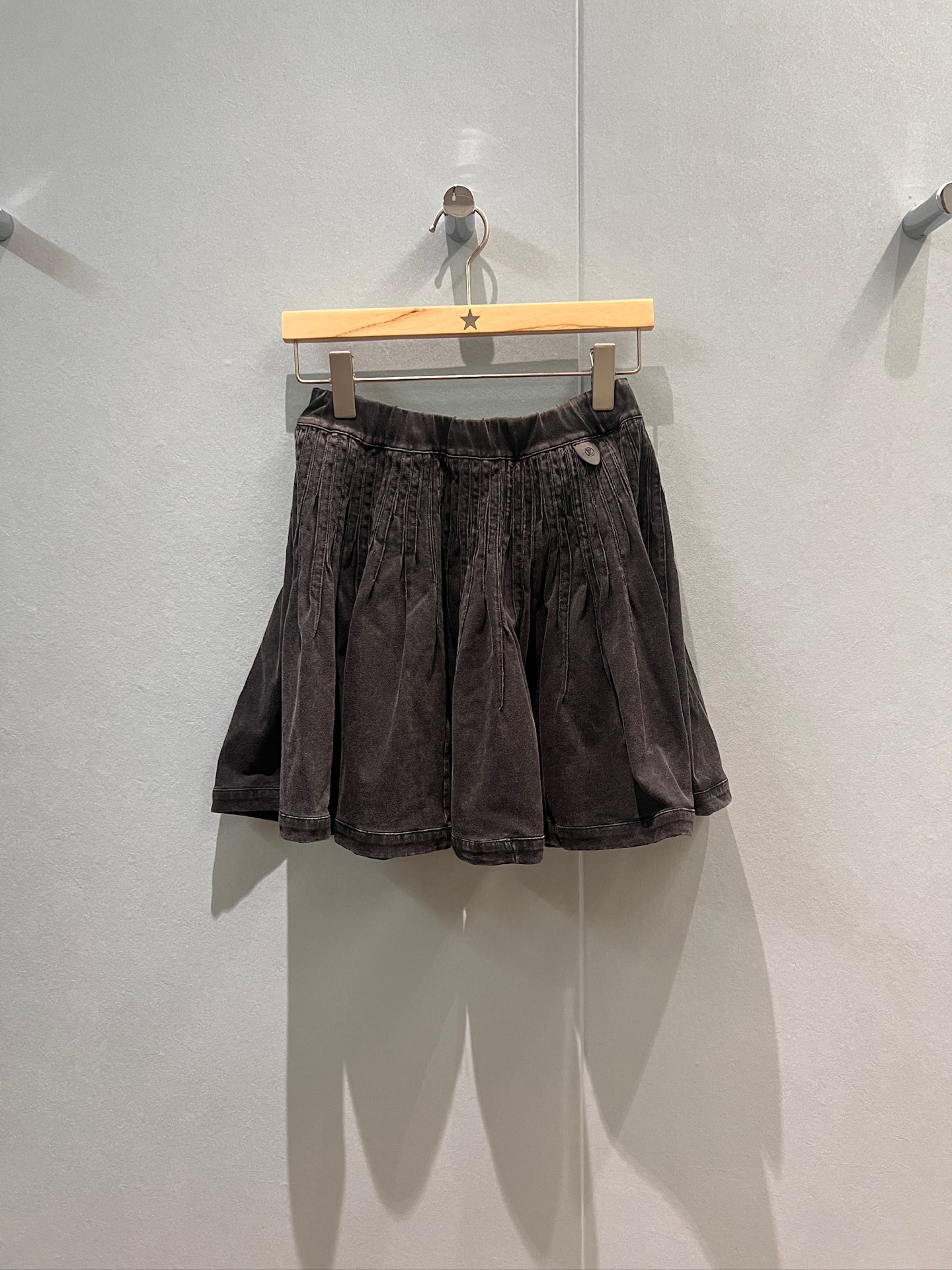 NO:463709,New retro old washing water, heavy craftsmanship, pressed and pleated elastic waist skirt, hem of the skirt, extra large material, pocket logo leather logo decoration on both sides S-XL, skirts, alexander wang19860909新款复古做旧洗水 重工艺打条压褶皱松紧腰半裙裙摆用料超大 两侧有口袋logo皮标装饰 S-XL,,skirts,alexander wang,Women's clothing