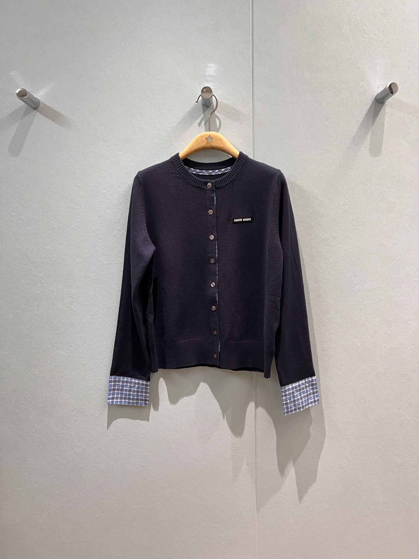 NO:463753,New fake two-piece plaid cuff splicing design wool knitted cardigan jacket The chest miu letter logo decorative cuffs can be folded College style casual and versatile temperament age-reducing gray dark blue SML, miumiu, jackets & coats, alexander wang19860909新款假两件格纹袖口拼接设计 羊毛针织开衫外套 胸前miu字母logo装饰袖口可反折 学院风 休闲百搭 气质减龄灰色深蓝 SML,,miumiu,jackets & coats,alexander wang,Women's clothing