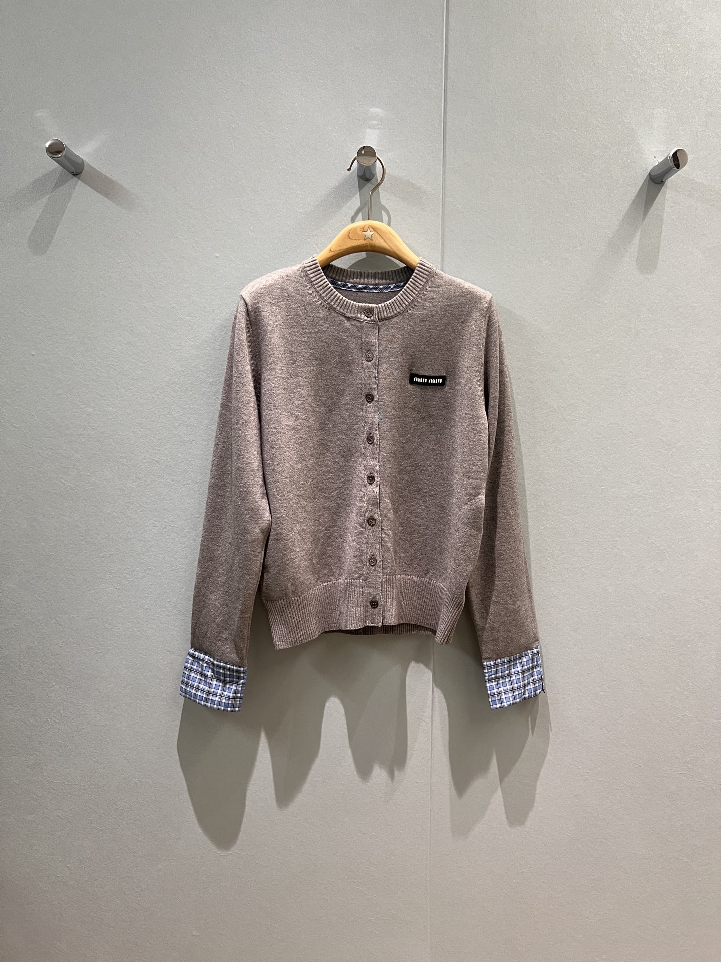 NO:463765,New fake two-piece plaid cuff splicing design wool knitted cardigan jacket The chest miu letter logo decorative cuffs can be folded College style casual and versatile temperament age-reducing gray dark blue SML, miumiu, jackets & coats, alexander wang19860909新款假两件格纹袖口拼接设计 羊毛针织开衫外套 胸前miu字母logo装饰袖口可反折 学院风 休闲百搭 气质减龄灰色深蓝 SML,,miumiu,jackets & coats,alexander wang,Women's clothing