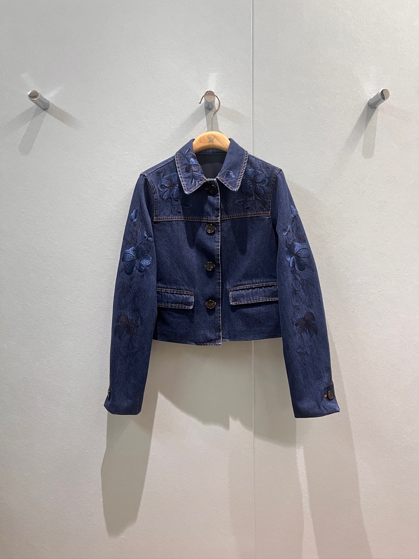 NO:463775,New heavy industry positioned embroidered flowers Lapel short denim jacket exquisite and versatile temperament commuting casual age-reducing S-XL,, jackets & coats,alexander wang19860909新款重工定位刺绣花卉 翻领短款牛仔外套精致百搭 气质通勤 休闲减龄S-XL,,jackets & coats,alexander wang,Women's clothing