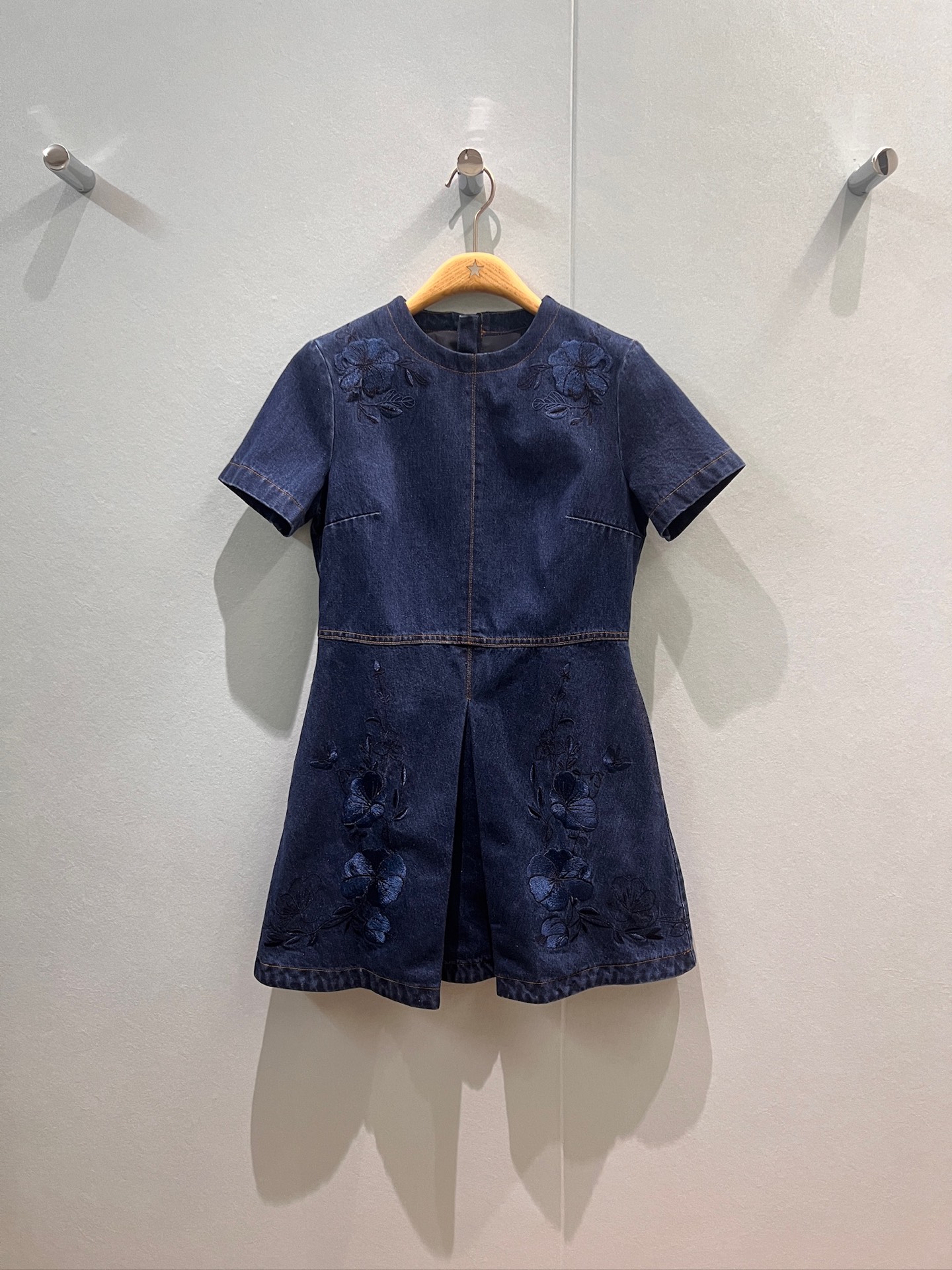 NO:463793,New heavy industry positioned embroidered flowers, round neck short-sleeved denim dress with hem pleated, slim pockets on both sides, temperament and age-reducing S-XL, skirts, T-shirt, alexander wang19860909新款重工定位刺绣花卉 圆领短袖牛仔连衣裙裙摆压褶 两侧口袋修身显瘦 气质减龄 S-XL,,skirts,T-shirt,alexander wang,Women's clothing