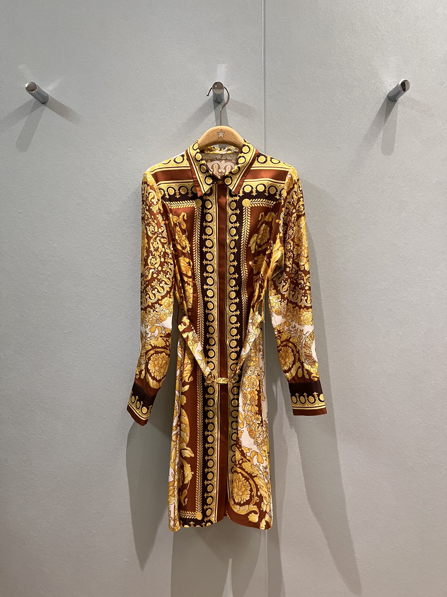 NO:463740,New Versace, new Baroque color scheme, positioned printed silk twill silk dress, heavy silk, paired with Medusa elastic belt, simple and fashionable, slim and sweet, age-reducing, celebrity temperament S-XL,,versace,versace,skirts,real silk,alexander wang19860909新款Versace范思哲 巴洛克风新配色 定位印花真丝斜纹真丝连衣裙 重磅真丝 搭配美杜莎松紧腰带装饰简约时髦 修身显瘦甜美减龄 名媛气质 S-XL,,versace,versace,skirts,real silk,alexander wang,Women's clothing