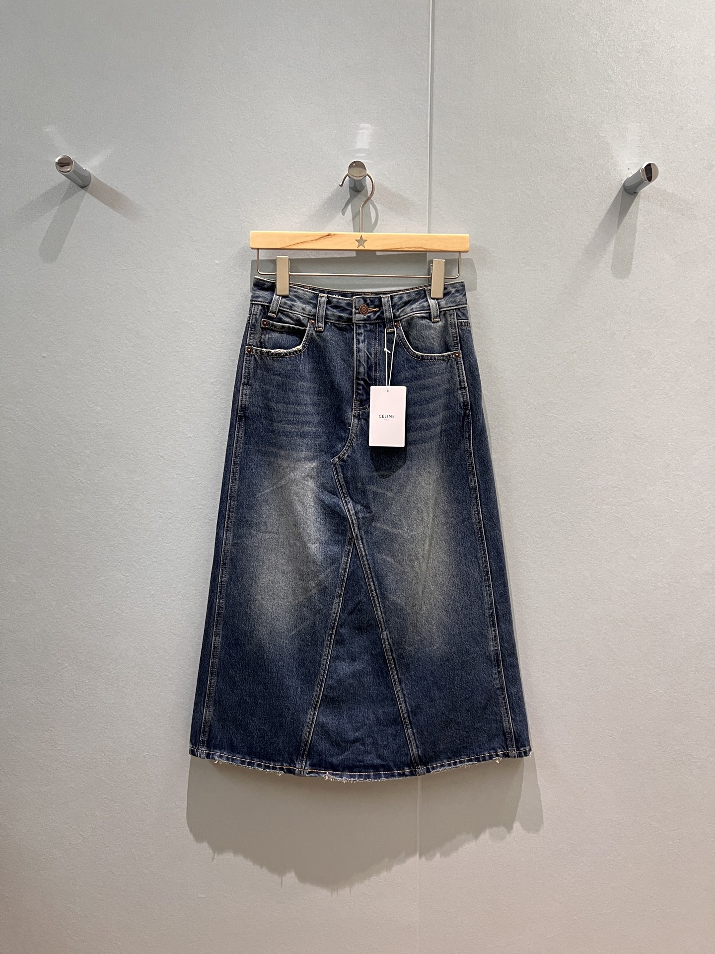 NO:463754,New style sprinting design positioning and washing cowboy skirt. A-shaped medium-length damaged breasts. Old washing water. Casual and age-reducing. Fashionable and versatile 26-29,, skirts, alexander wang19860909新款冲冲拼接设计定位洗水牛仔半裙 A字中长款破损毛边 做旧洗水 休闲减龄 时尚百搭26-29,,skirts,alexander wang,Women's clothing